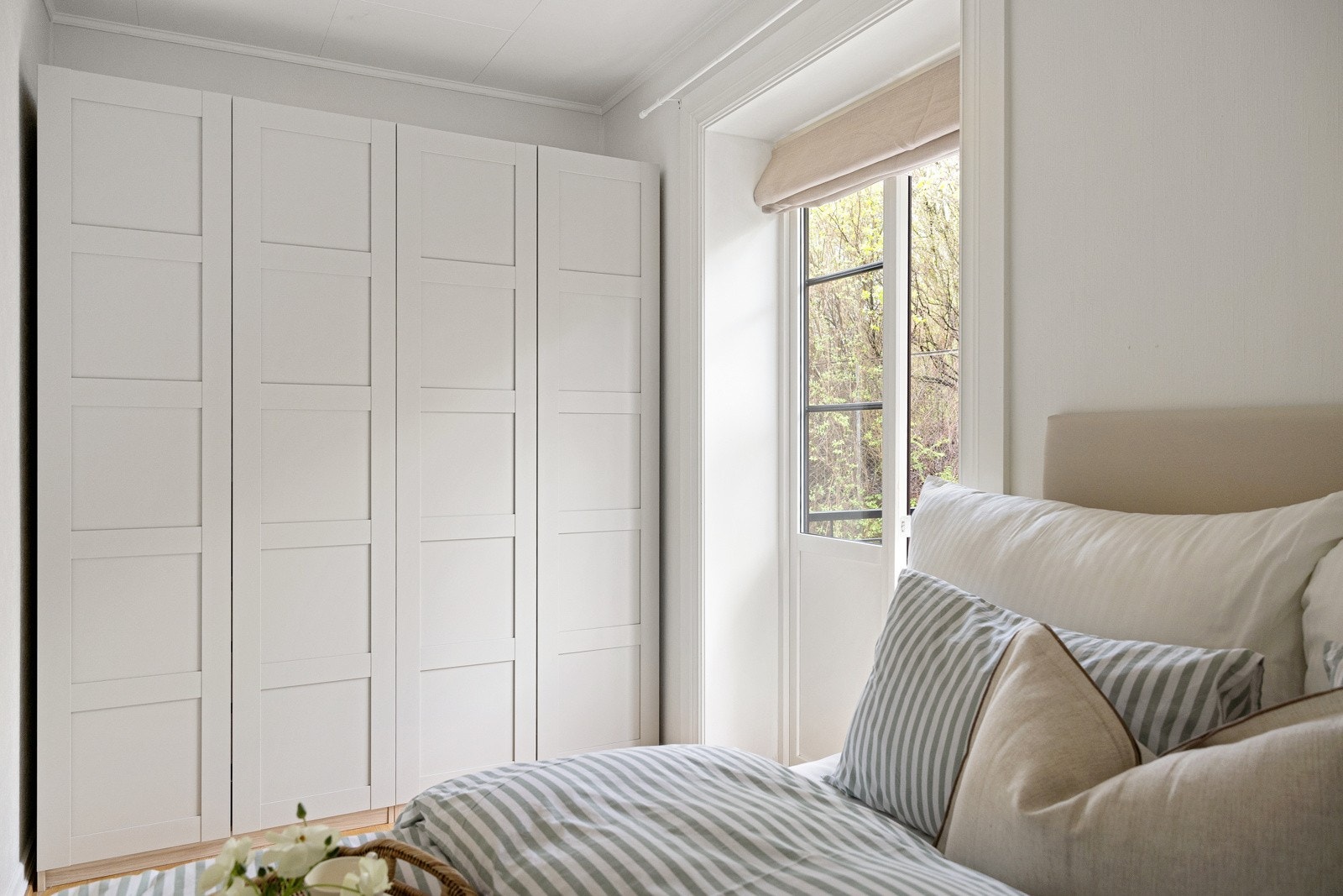 Romslig garderobeskap på soverom med gode oppbevaringsmuligheter. Galleribilde