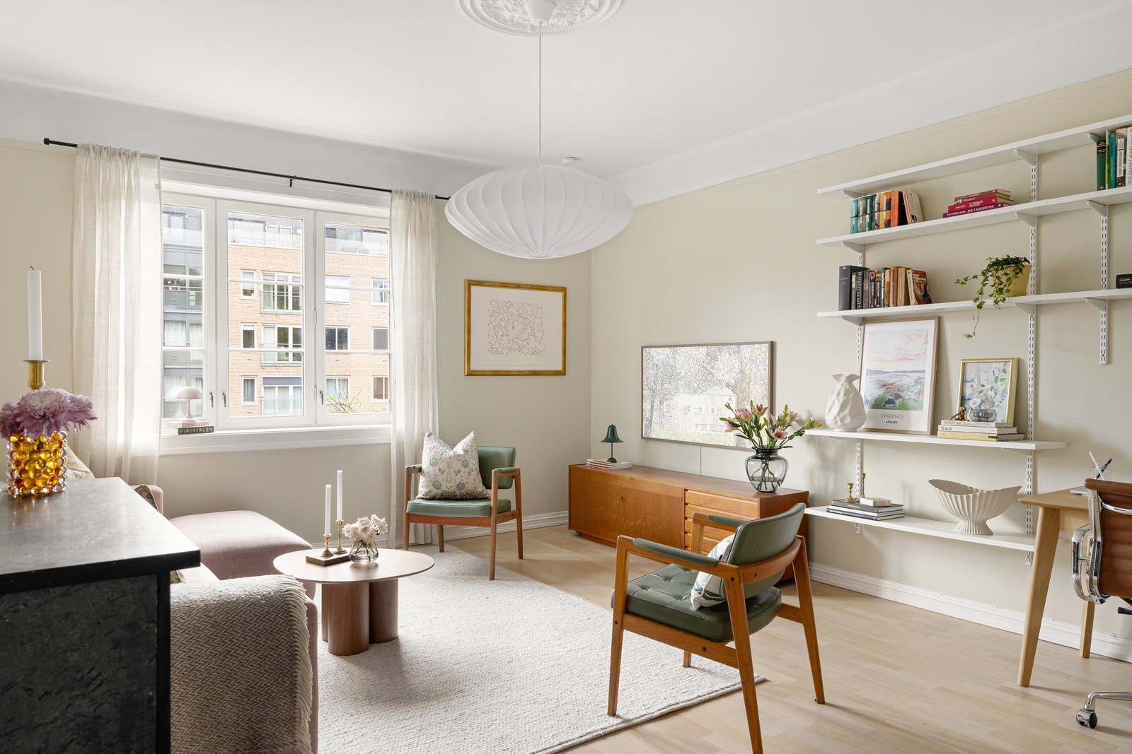 Store vindusflater i alle rom gir rikelig med naturlig lysinnslipp. Galleribilde