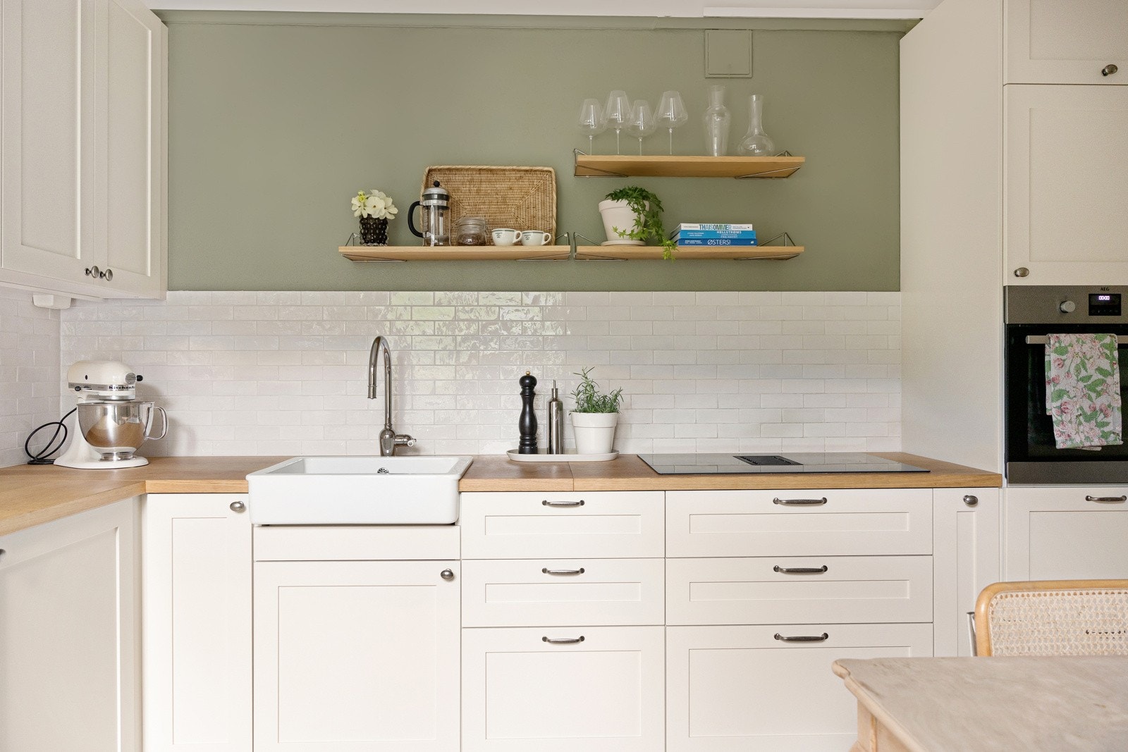 Kjøkkenet er oppgradert med nye stammer fra IKEA og eksklusive fronter fra Noremax. Galleribilde