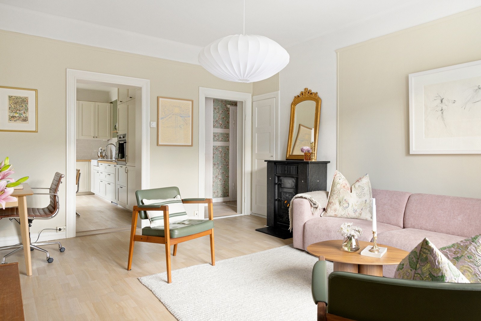 Stuens utforming utgjør god plass til sofalounge med tilhørende møblement. Galleribilde