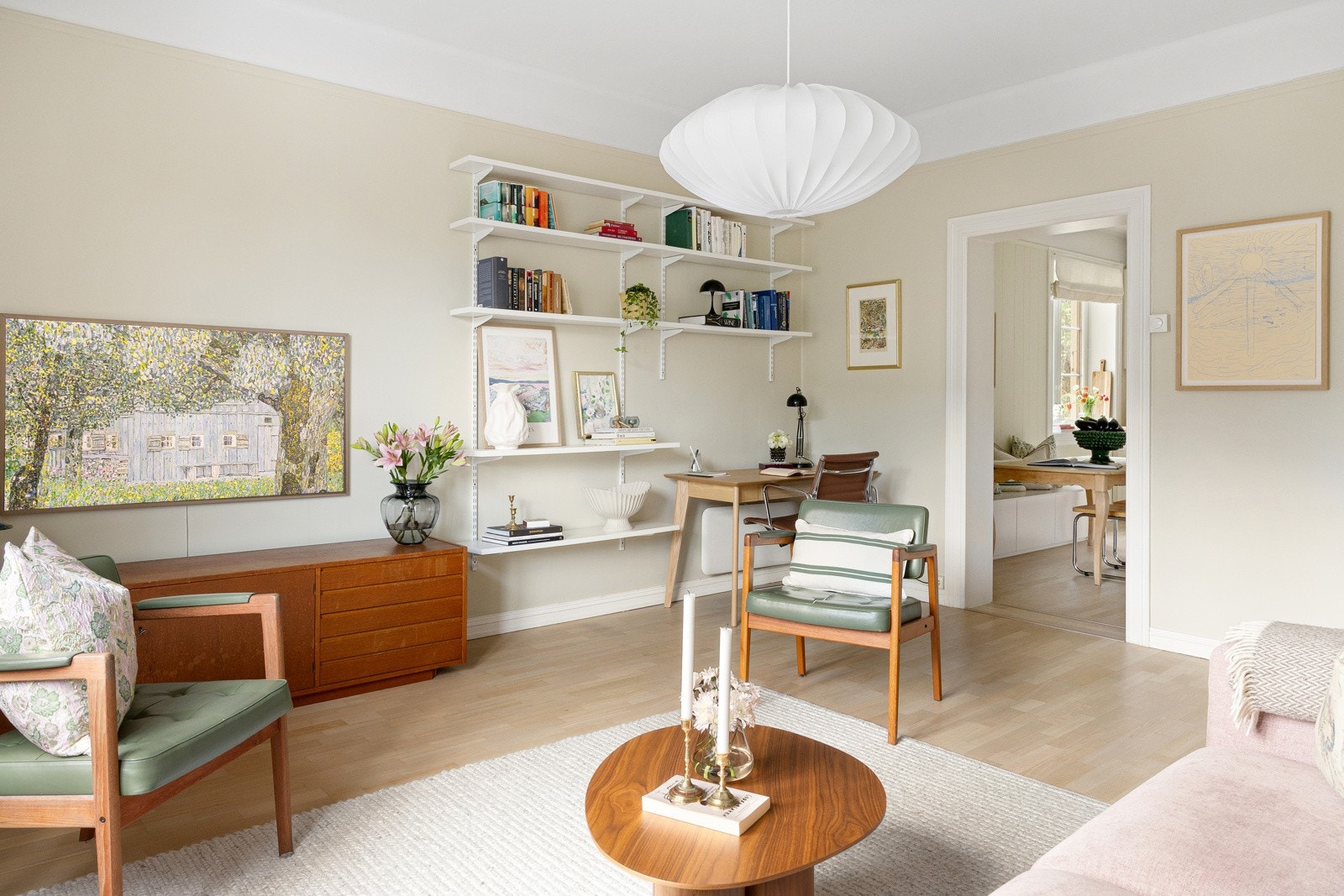 Optimal plassutnyttelse med delvis åpen løsning til kjøkken og spiseområde - både sosialt og romslig. Galleribilde