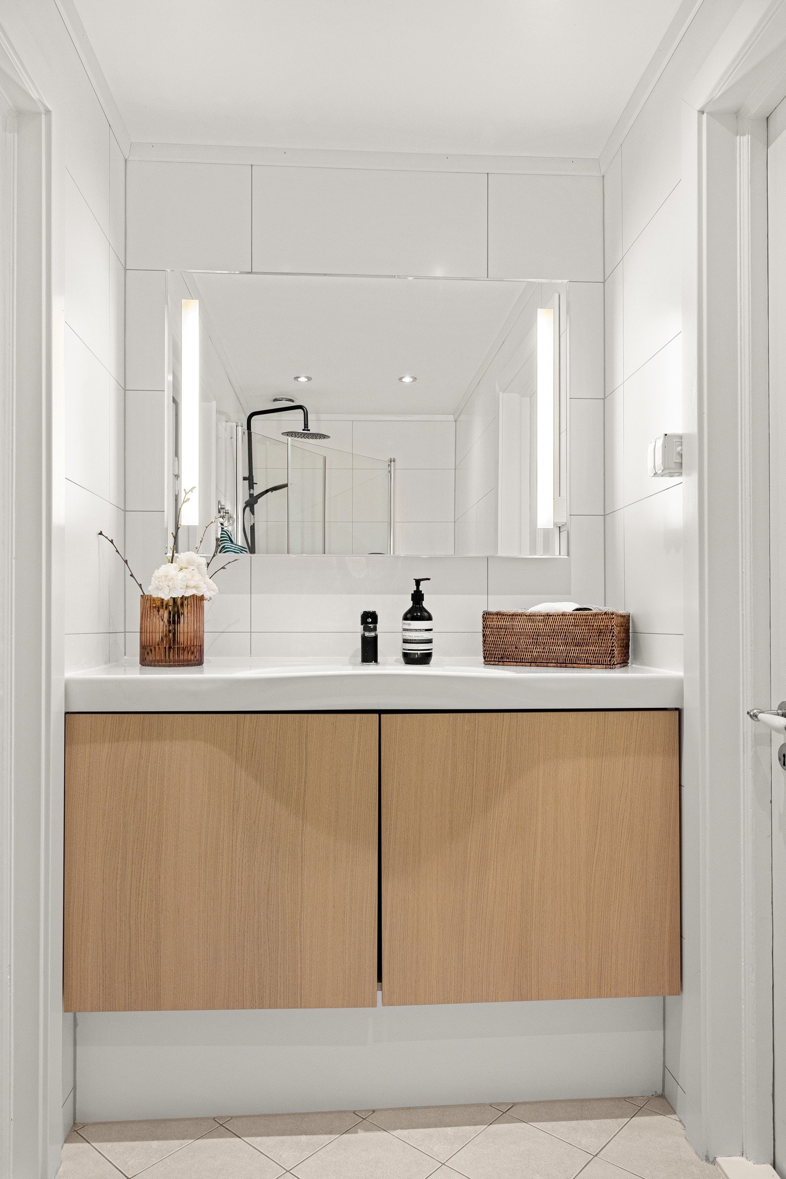 Badet byr på servantskap og servant, speil og dusjhjørne med regnfallsdusj. Galleribilde