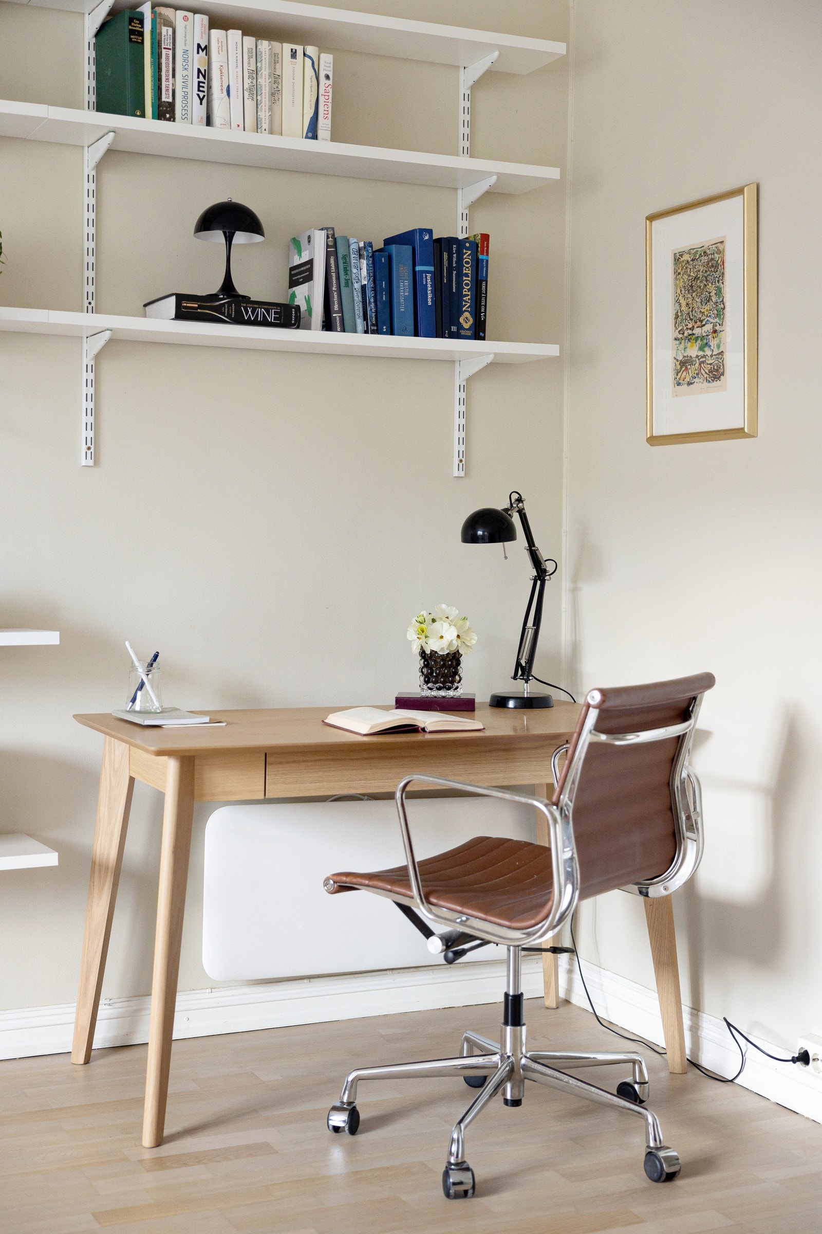 I stuen kan du også etablere hjemmekontor i flotte omgivelser. Galleribilde