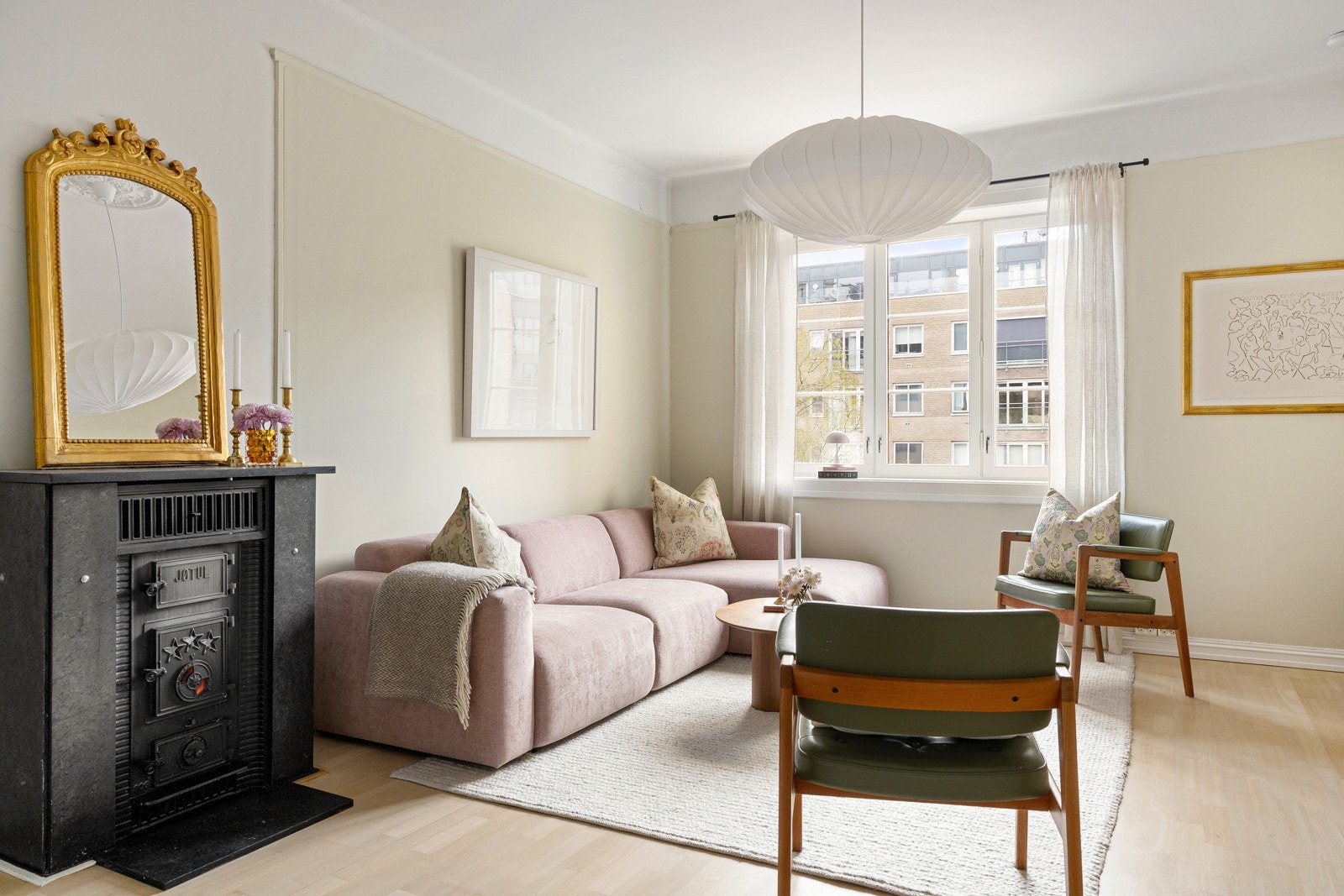 God takhøyde på hele 2,89 meter gir en luftig følelse i hele leiligeten. Galleribilde