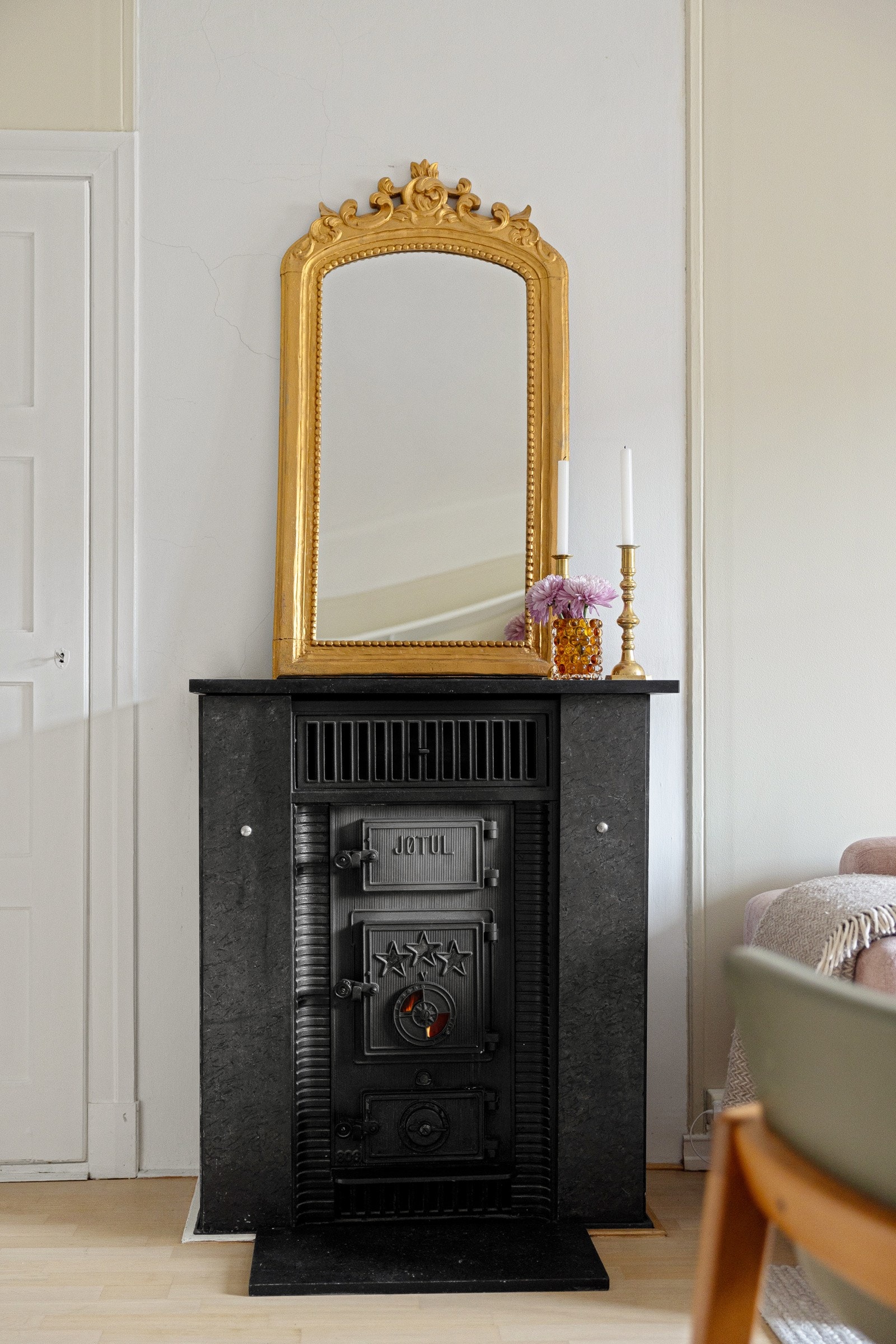 Sjarmerende vedovn i stuen som et hyggelig tilskudd under kalde høst- og vintermåneder. Galleribilde