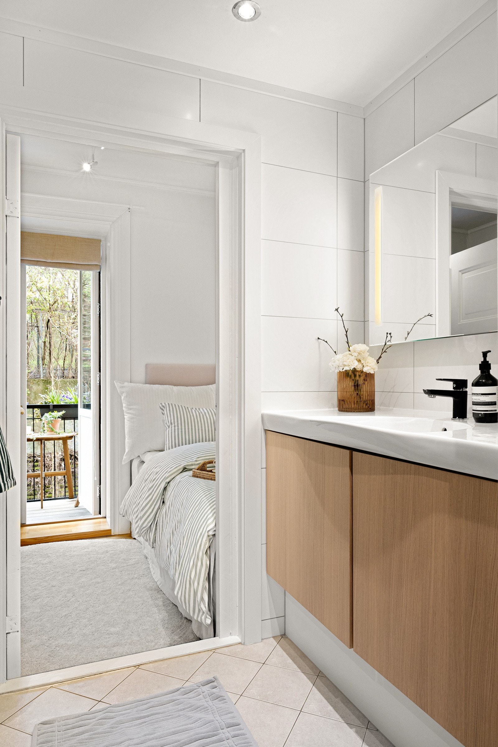 Lekkert baderom fra 2012 i moderne uttrykk. Galleribilde