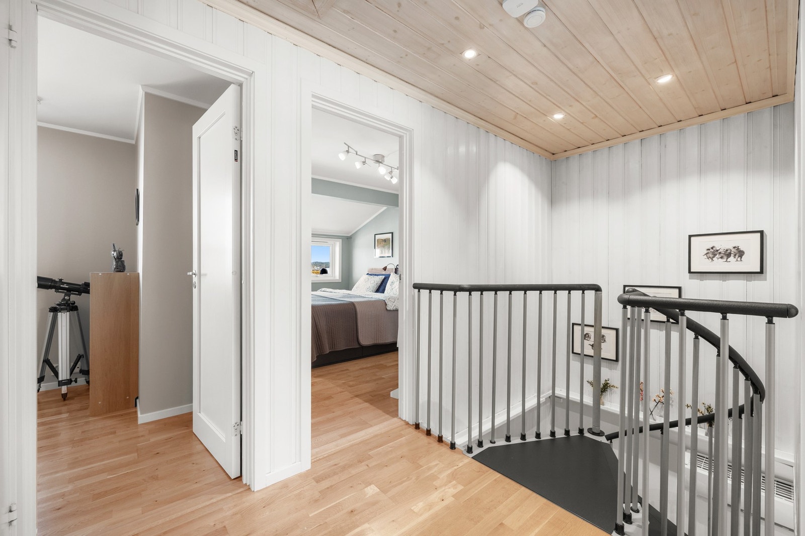 I andre etasje har du tilgang til hele to takterrasser, ett bad og fire soverom. Galleribilde