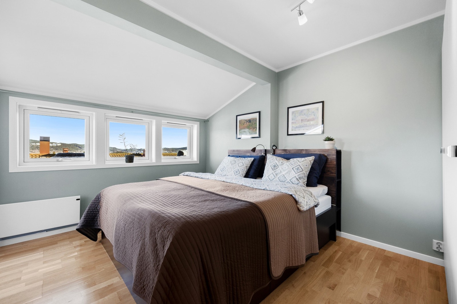 Hovedsoverom er av god størrelse med plass til dobbeltseng og nattbord på hver side. Samt et konsollbord, skrivbord eller kommode. Malt i fargen Minty Breeze. Galleribilde