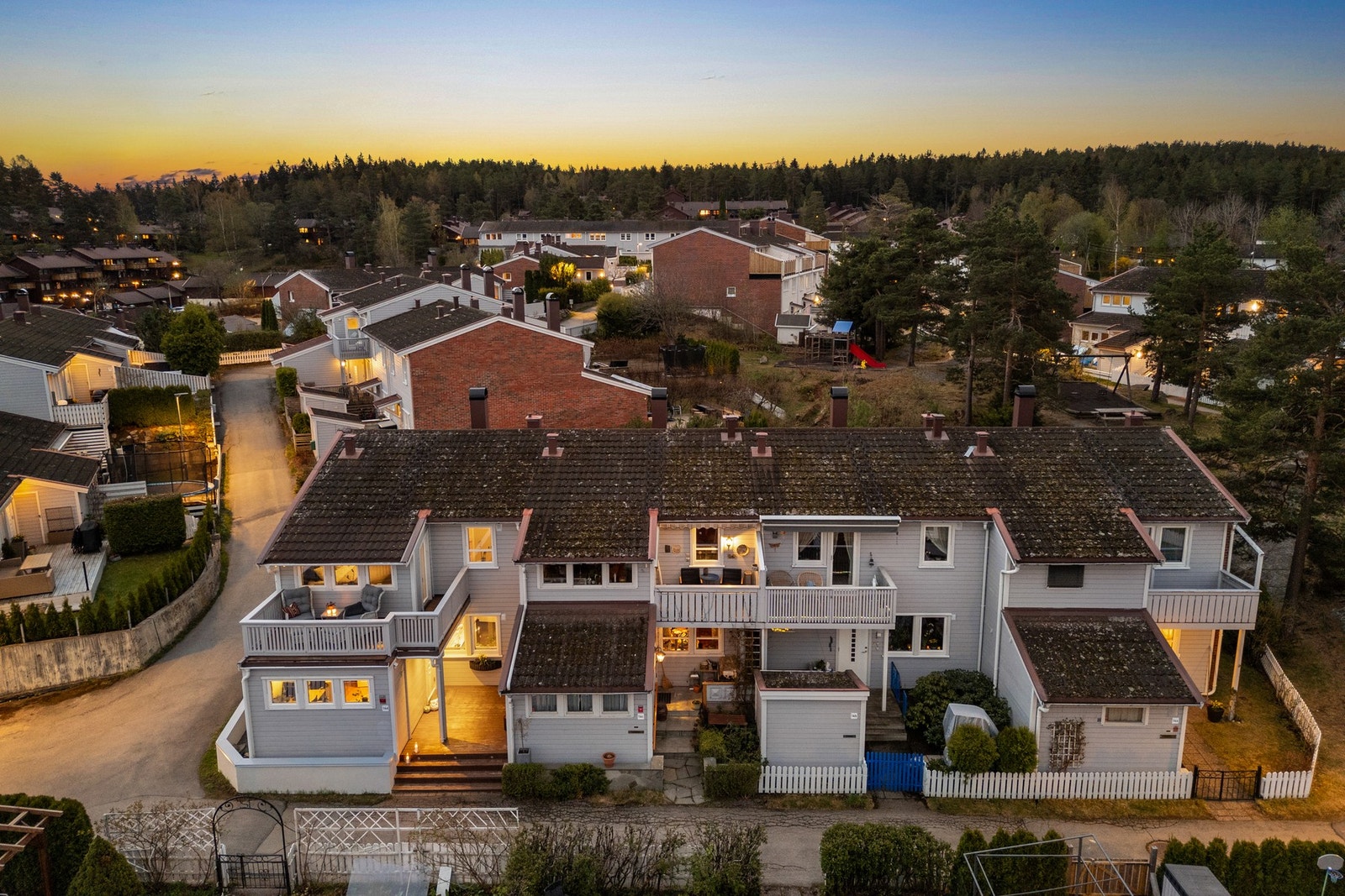 På fremsiden av boligen har du inngangsparti og en terrasse i øvre etasje Galleribilde