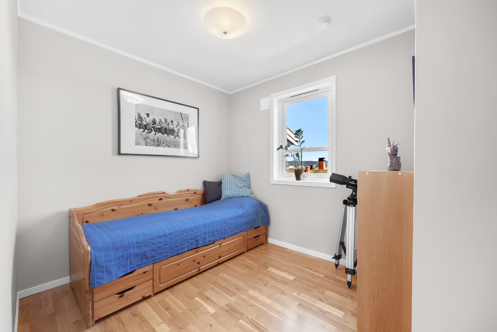 Soverom 3 også av fin størrelse og egnes perfekt som barnerom, gjesterom eller hjemmekontor. Oppusset i mars 2025 og malt i fargen Macchiatto. Galleribilde