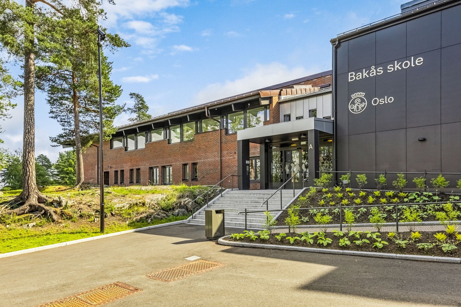 Boligen sogner til den flotte barneskolen, Bakås. Det er trygg og barnevennlig vei til skolen med gangvei hele veien og det tar ca. 7 min gange fra boligen. Galleribilde