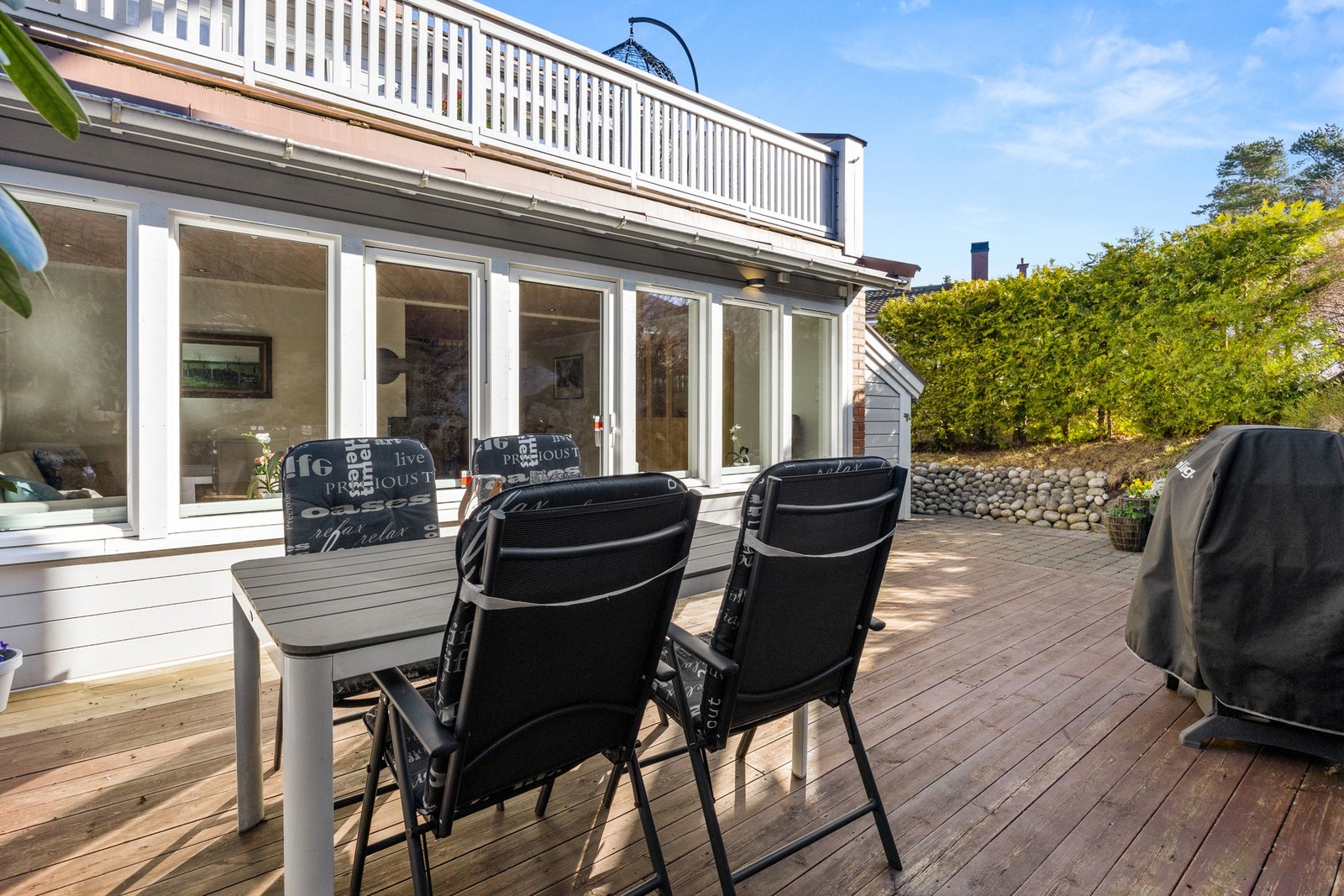 Her har du god plass til sittegrupper i tillegg til at barna kan herje fritt Galleribilde