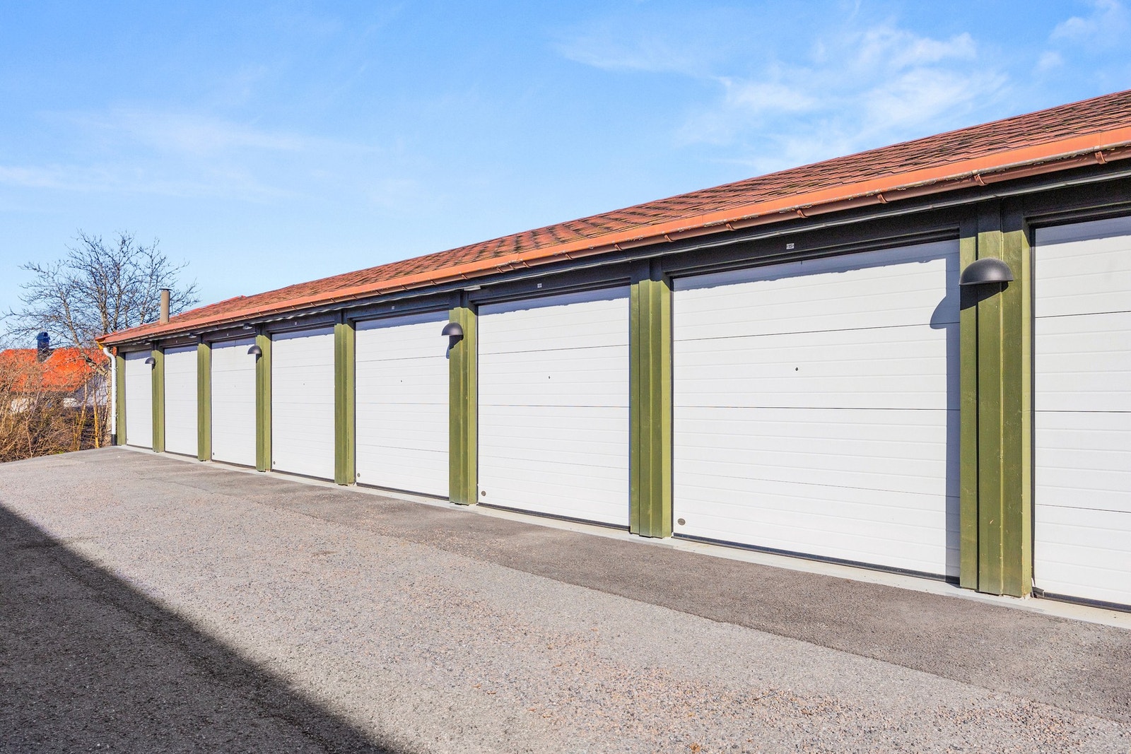 Boligen har en garasjeplass på ca. 13 kvm i felles rekke. Det er mulighet for tilkobling av elbillader på eiers regning (ca. 22 000,- inkl mva m/forbehold om prisøkning). Galleribilde