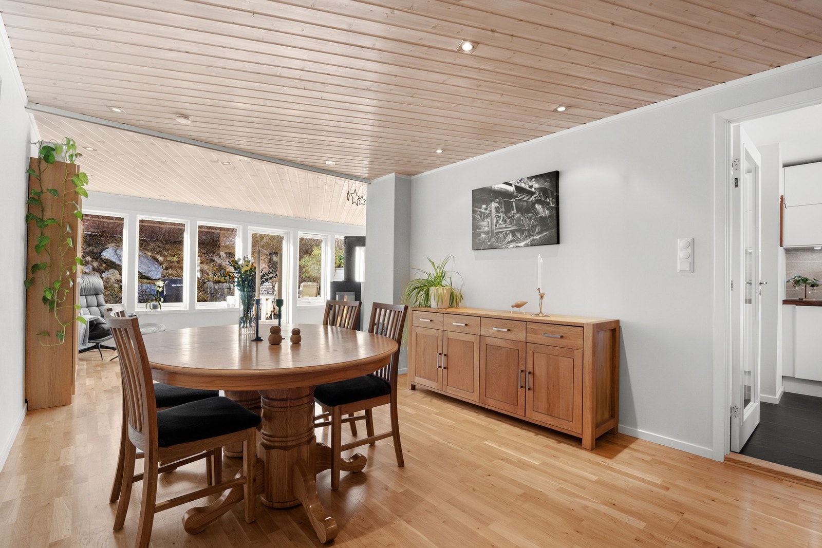 God plass til spisegruppe, adskilt fra resten av stuen Galleribilde