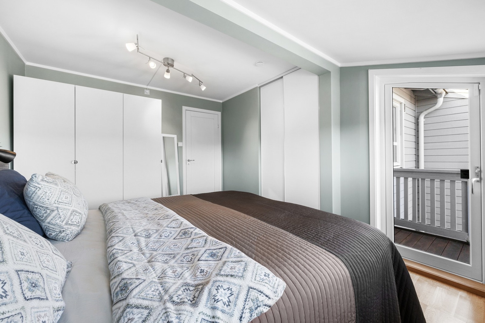 På hovedsoverommet er det integrert skyvedørsgarderobe, samt garderobeskap. Det er tilkomst til en av to takterrasser fra soverommet. Galleribilde