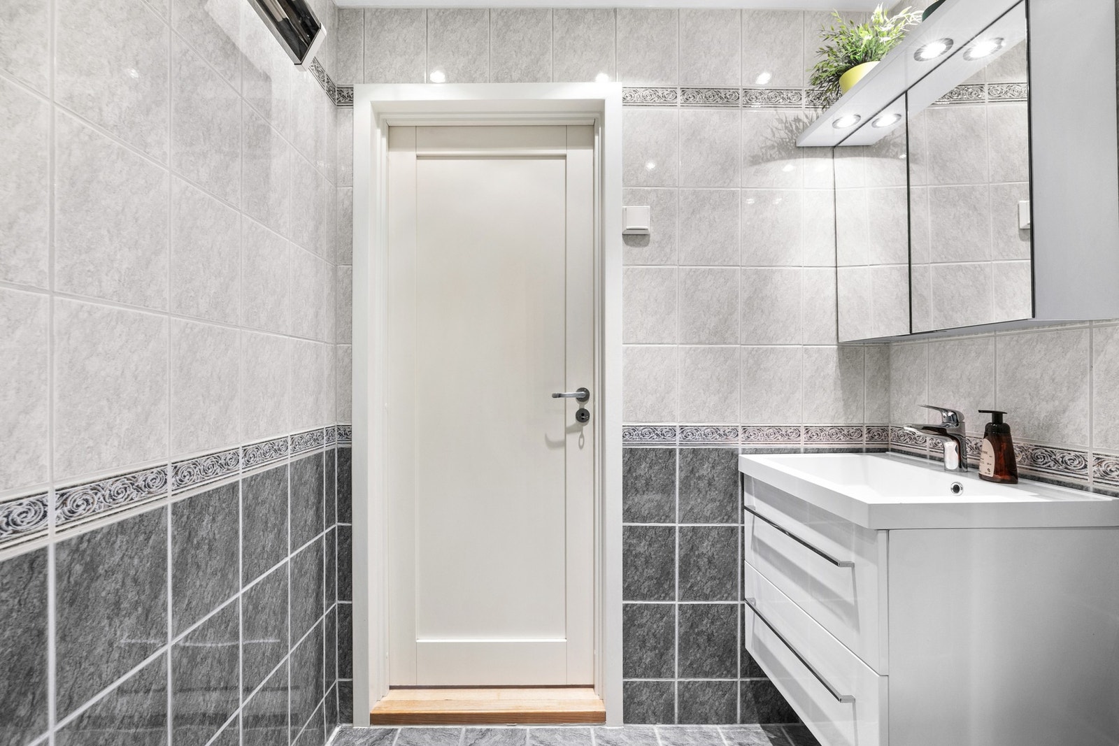 Badet i andre etasje har oppvarming med stråleovn og er utstyrt med hvit skuffeinnredning. Galleribilde