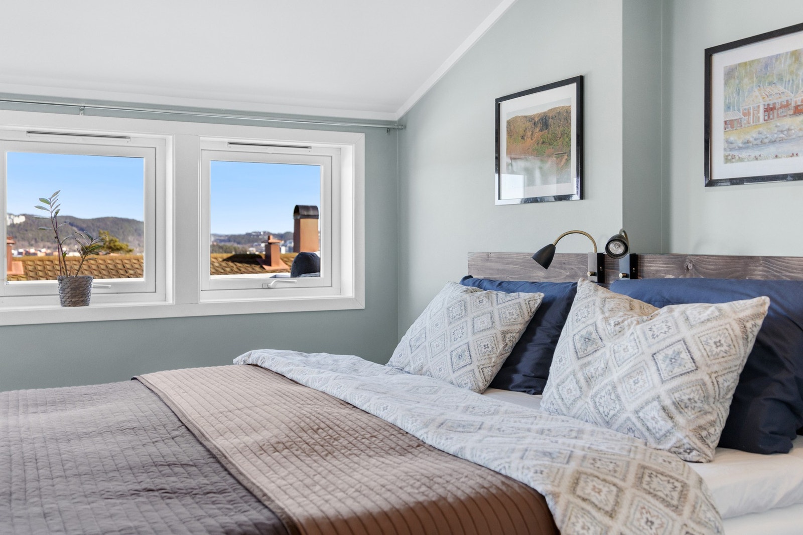 Vinduer med solnedgang i sommerhalvåret. Galleribilde