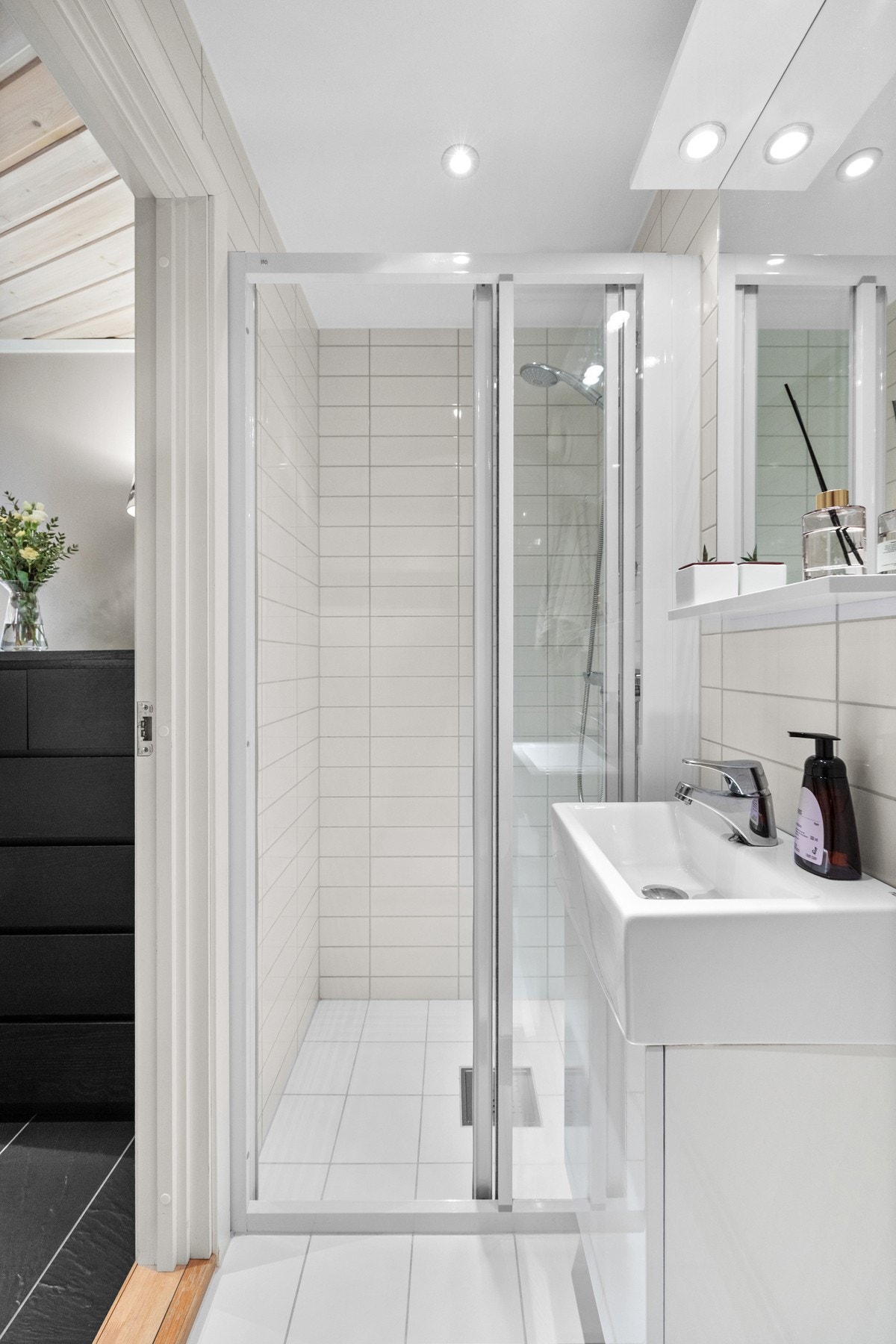 I tillegg finner du downlights i taket, toalett og dusj med skyvedører i glass. Galleribilde