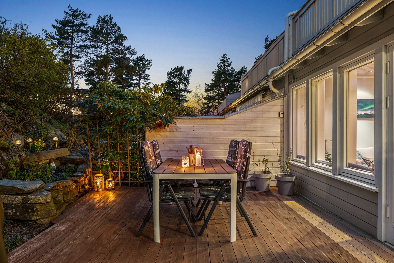 Fra stuen er det utgang til en naturskjønn markterrasse omkranset av fjell, prydbusker og hekk. Galleribilde