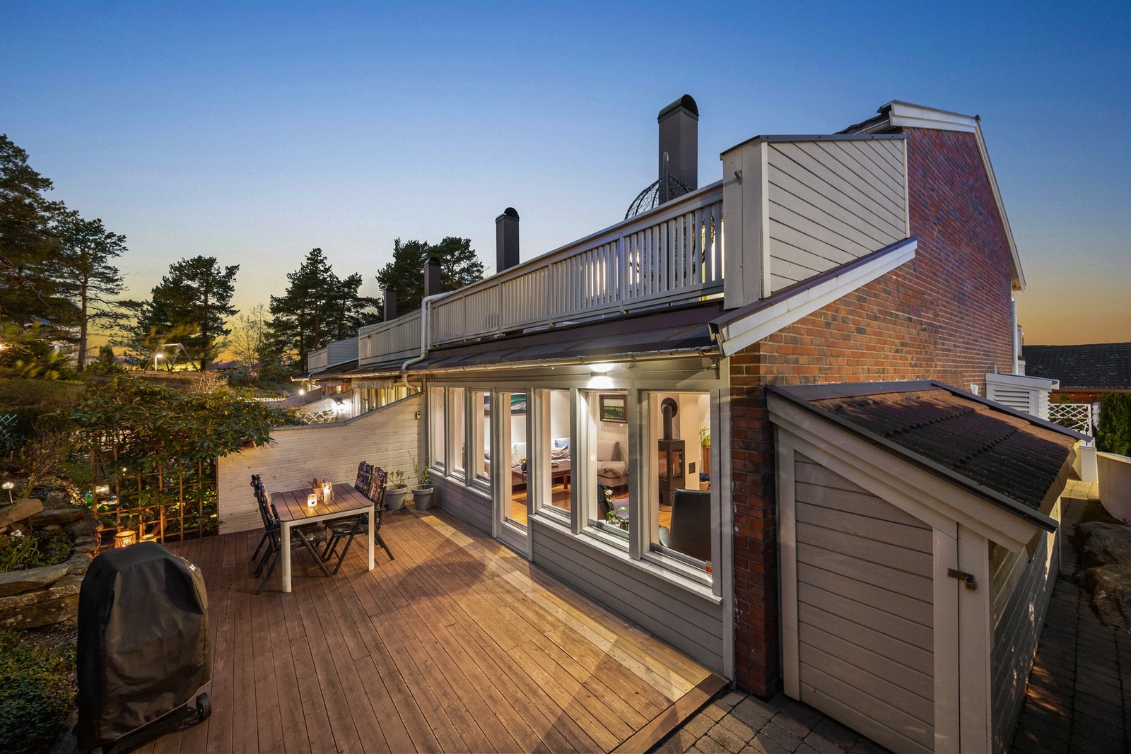 Nydelig rekkehus med flere magiske uteplasser rundt hele boligen i alle etasjer Galleribilde