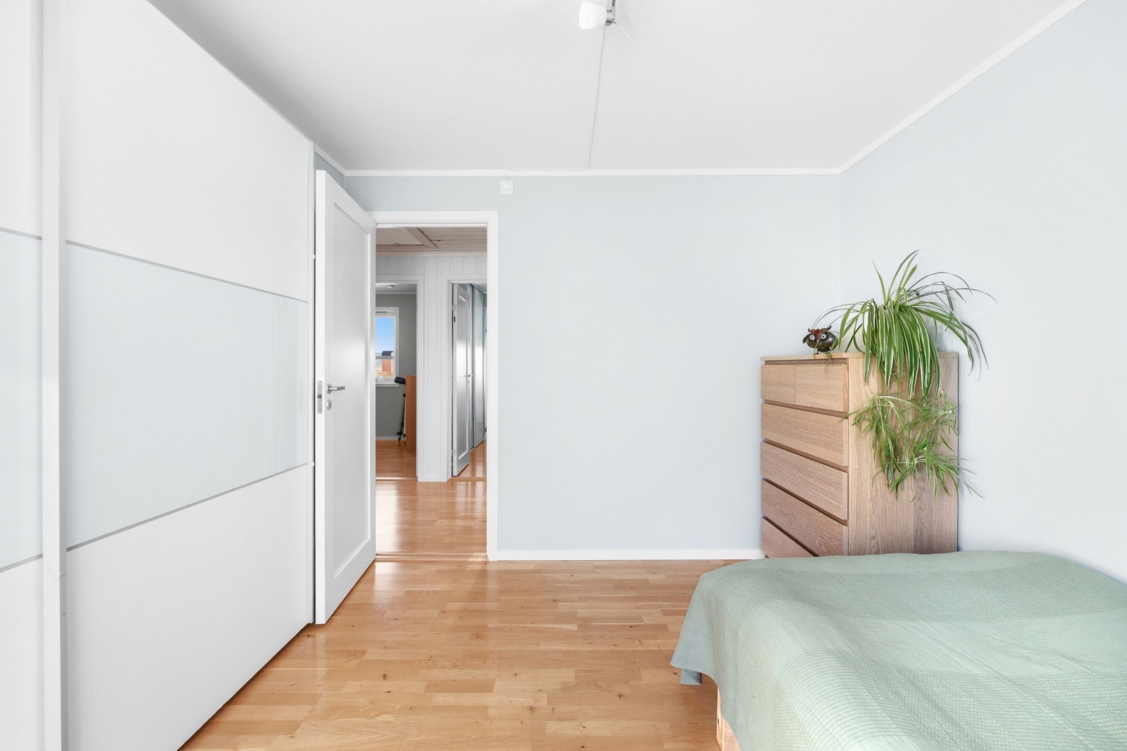 I soverom 5 er det som ellers i boligen nok av lagringsplass med egen skyvedørs garderobe på soverommet. Galleribilde