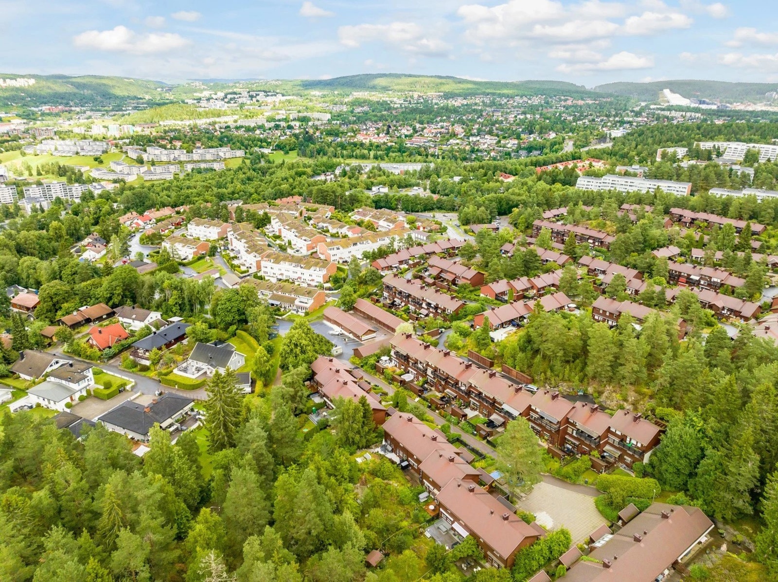 Boligen ligger i et hyggelig og naturnært boligområde på Ellingsrud Vest i Oslo Galleribilde