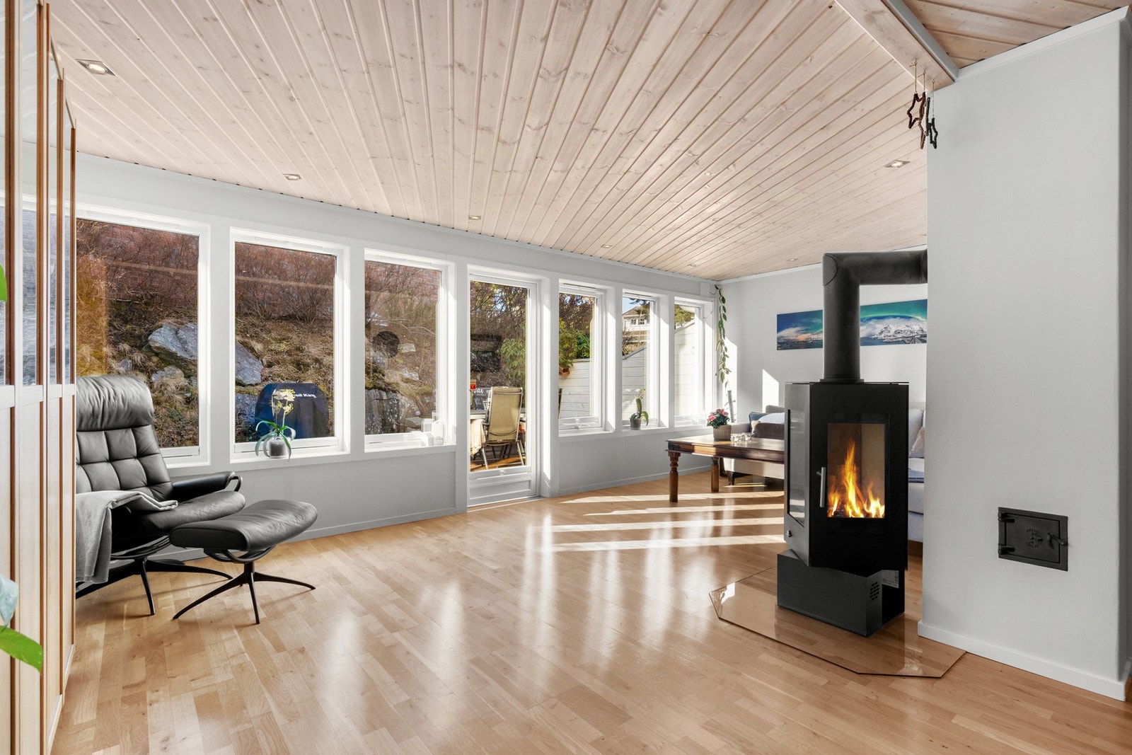 Det er også dør ut til terrassen, hvor omgivelsene kan nytes fullt ut. Galleribilde