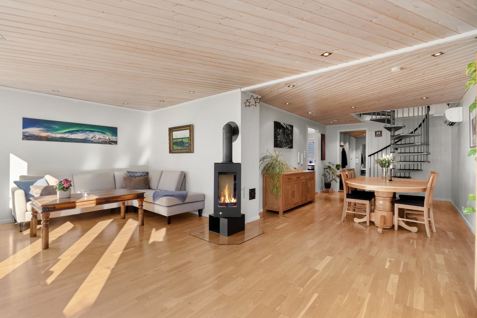 Den åpne romløsningen gir en naturlig flyt mellom spisebord, sofakrok og andre møbleringssoner. Galleribilde