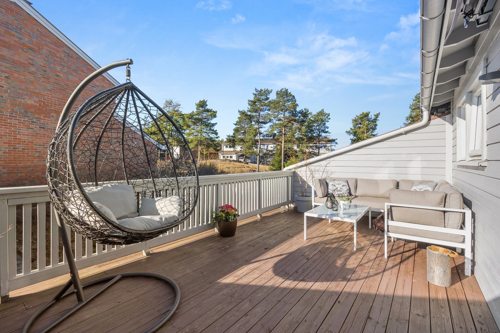 Takterrassen er meget romslig og har god plass til forskjellige adskilte soner med møblering Galleribilde