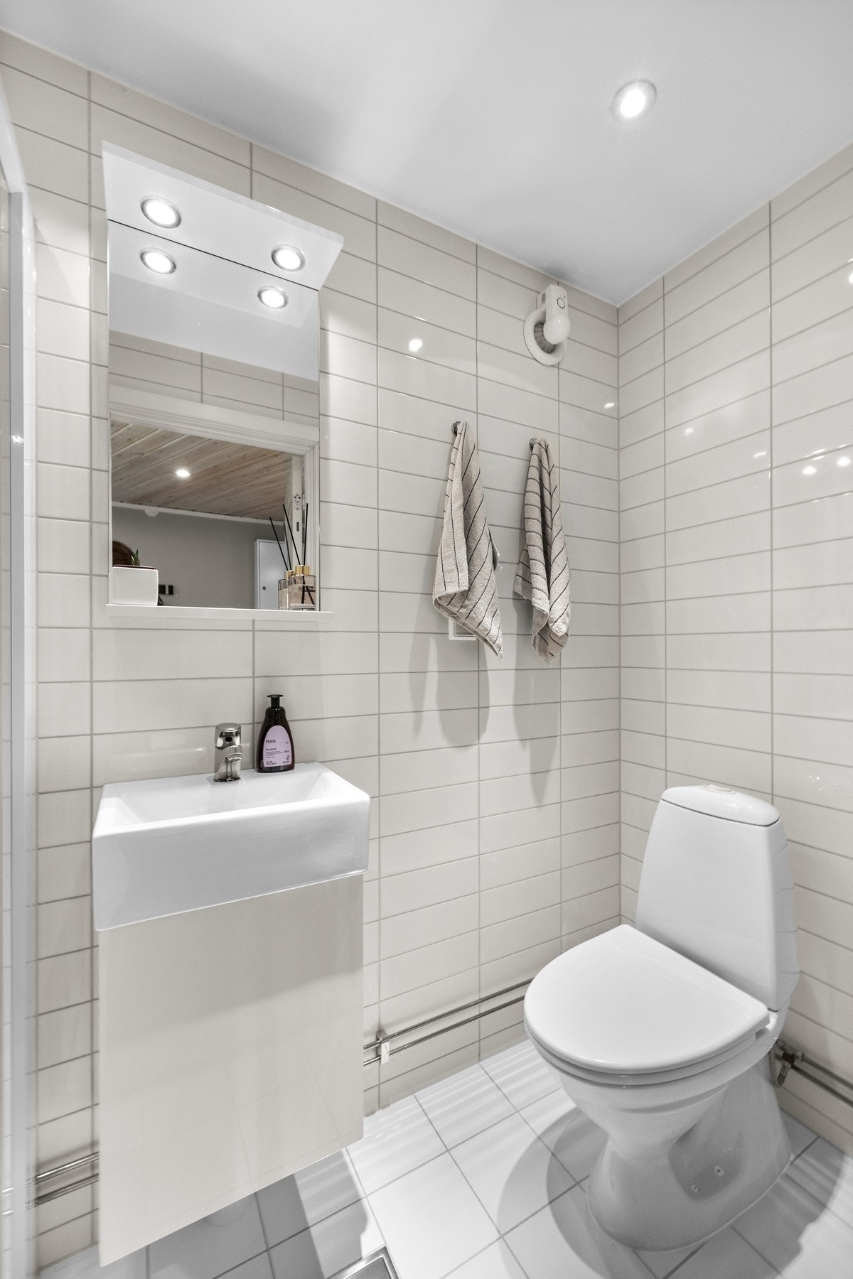 I første etasje har du et flott flislagt baderom m/ varmekabler i gulv, heldekkende servant og lysarmatur over servant. Badet ble pusset opp i 2010. Galleribilde