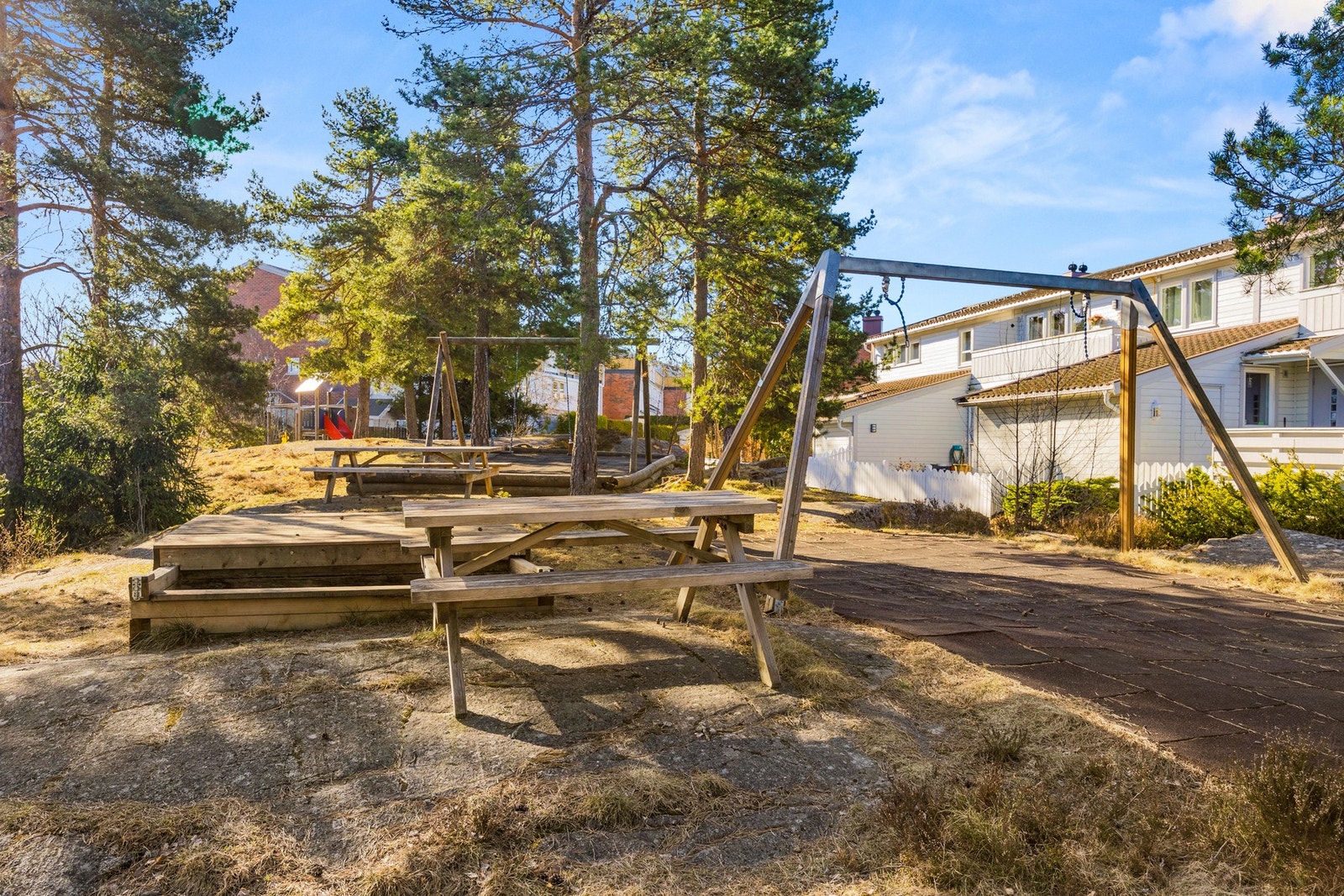 Utenfor boligen er det en felles lekeplass hvor ungene i nabolaget kan leke trygt. Galleribilde