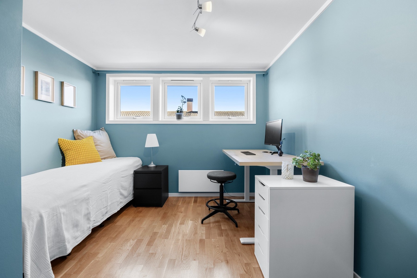 Soverom 1 er det plass til dobbeltseng, barneseng/ enkelt seng med kommode- og kontorløsninger eller i kombinasjon. Galleribilde