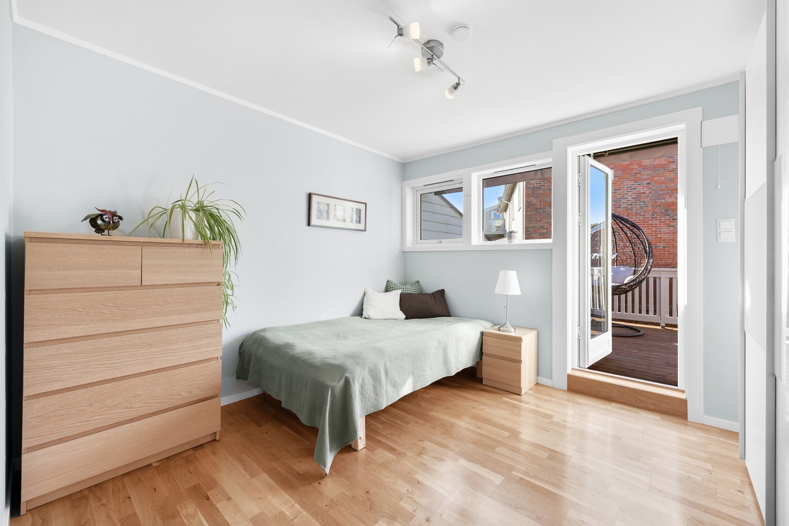 Soverom 5 er det god plass til både dobbeltseng med nattbord på hver side eller enkeltseng med kommode og kontorpult etter eget ønske. Det er også utgang til enda en takterrasse. Oppusset i mars 2025 og malt i fargen Soft Mint. Galleribilde