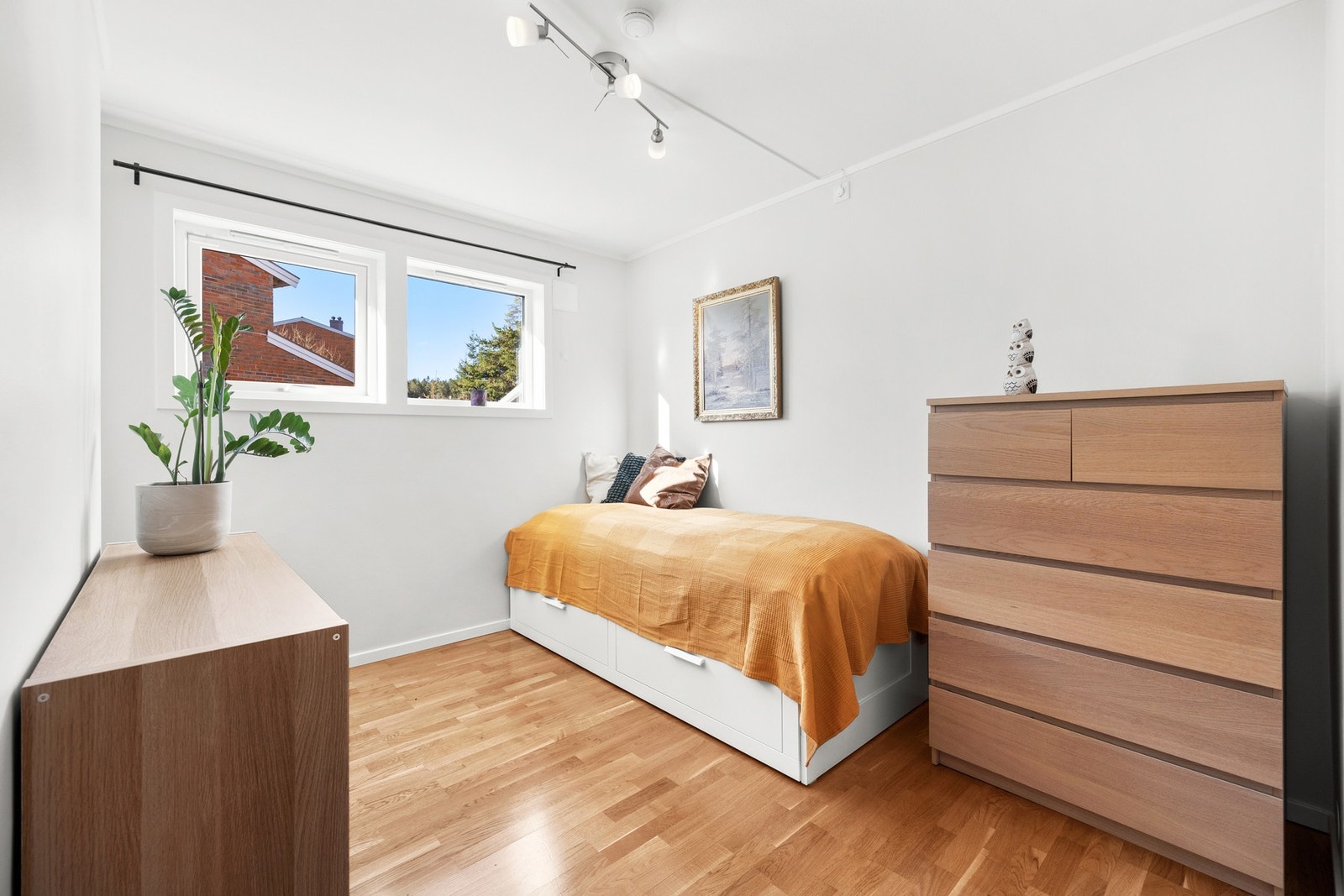 Soverom 4 er også av fin størrelse og egnes perfekt som barnerom, gjesterom eller hjemmekontor. Oppusset i 2024 og malt i fargen Frostrøyk. Galleribilde