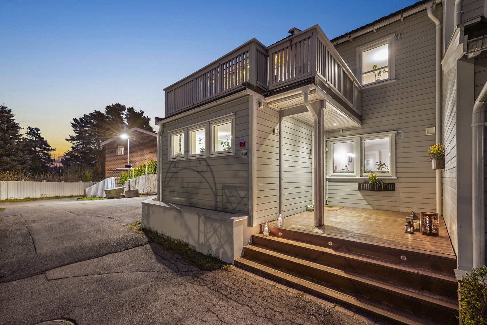 Boligen har bred trapp opp til et pent inngangsparti hvor det er hyggelig å ønske gjester velkommen. Inngangsdøren har takoverbygg med innfelte downlights. Galleribilde