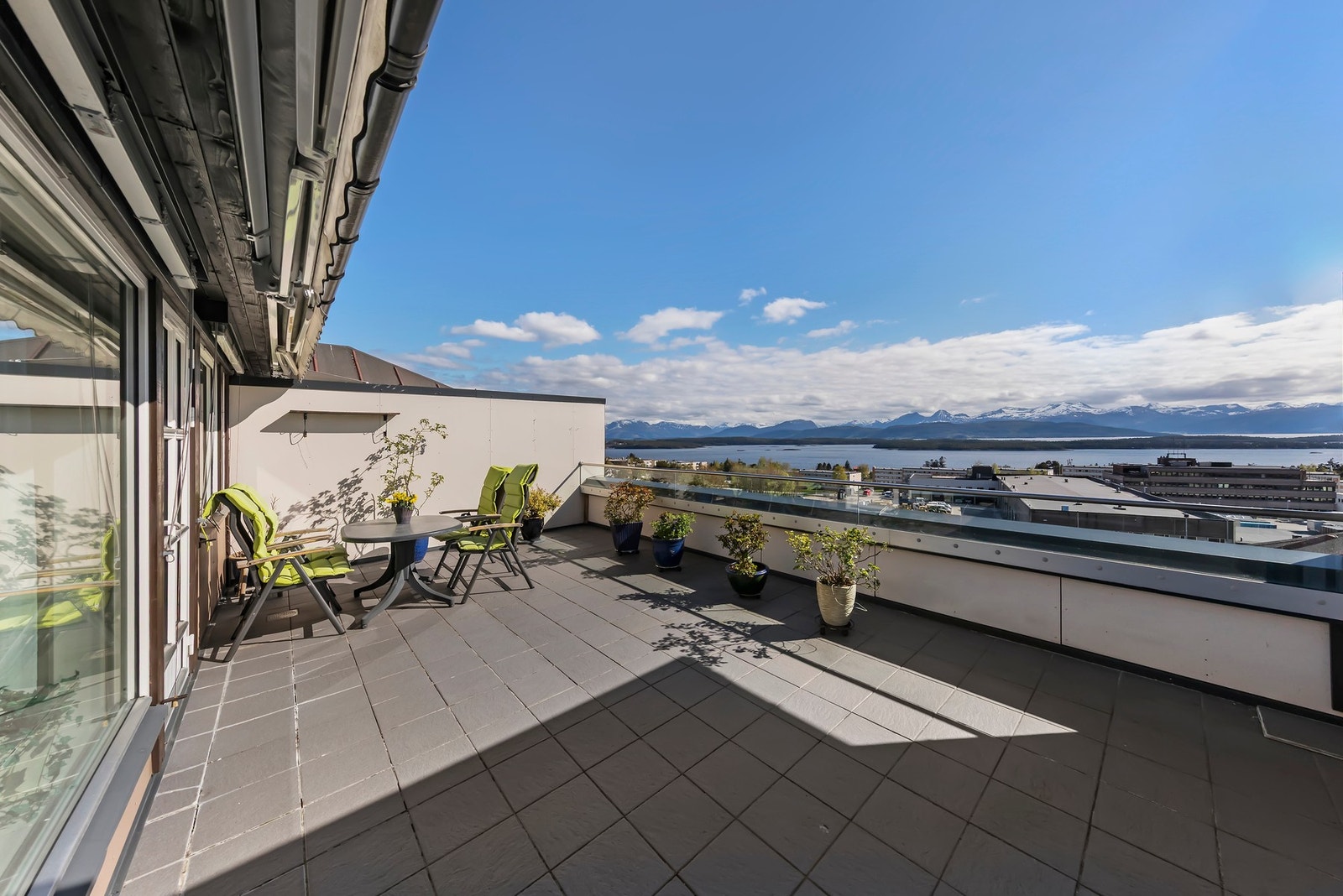 Leiligheten ligger i øverste etasje i bygget og har en romslig terrasse på 29 m2 Galleribilde