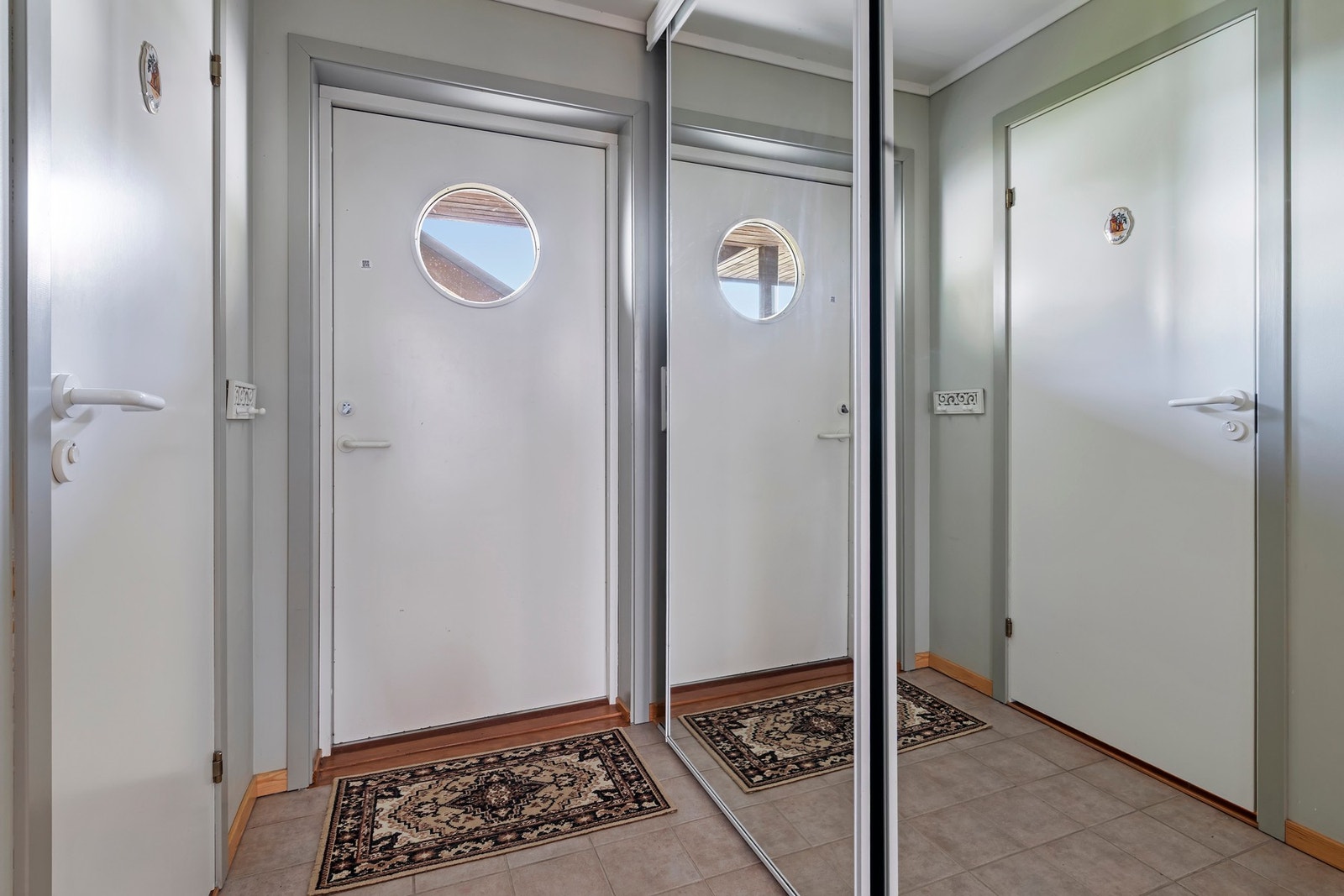 Flislagt entré med varme i gulv og skyvedørsgarderobe Galleribilde