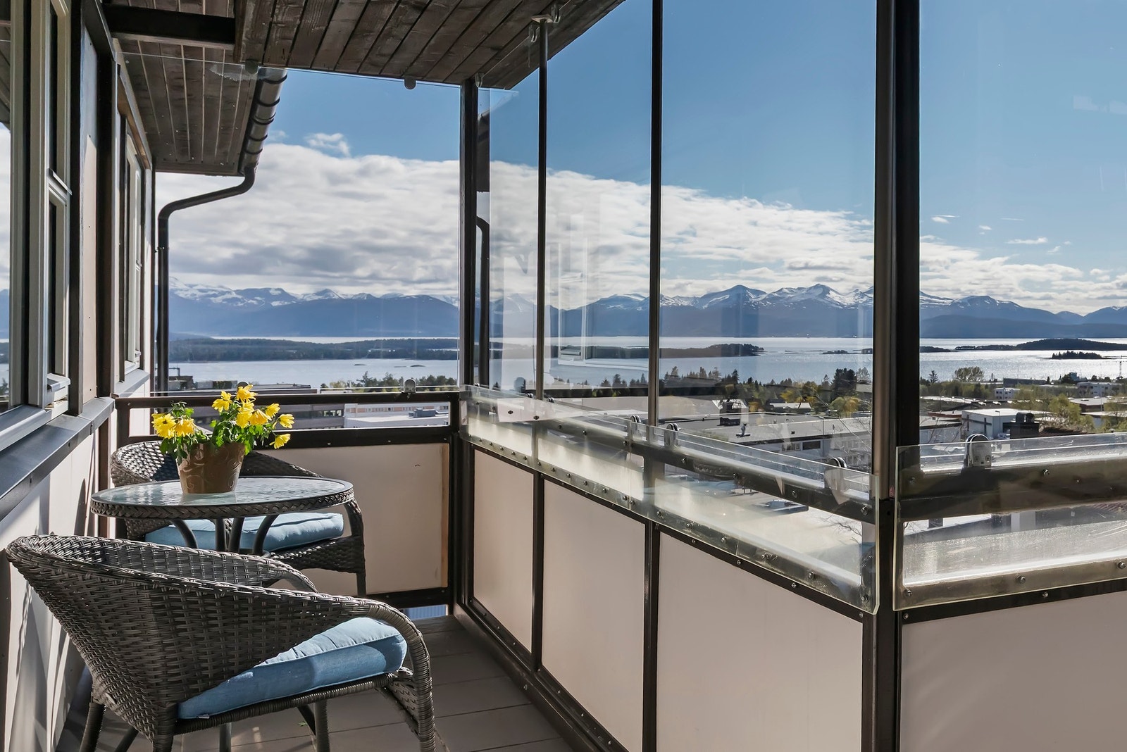 Innglasset balkong på 10 m2 ved inngangsparti Galleribilde