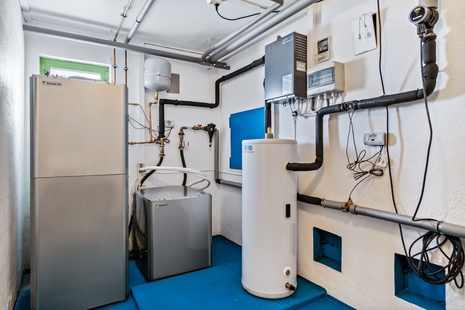 Daikin luft-til-vann høytemperatur varmepumpeanlegg fra 2014, tilkoblet boligens radiatorer. (Varmer også forbruksvann). Galleribilde