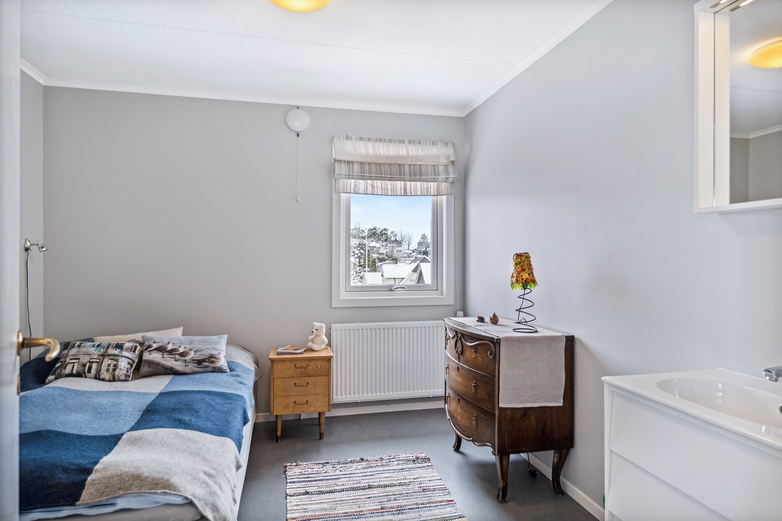 2 soverom har egen vask på rommet, det er ellers radiatorvarme i alle rom. Galleribilde