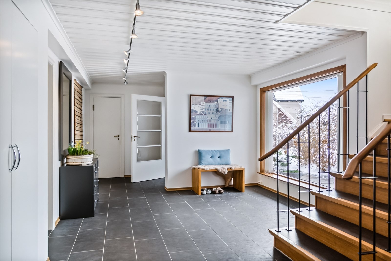 På innsiden av et vindfang, innbydende og fin hall. Galleribilde