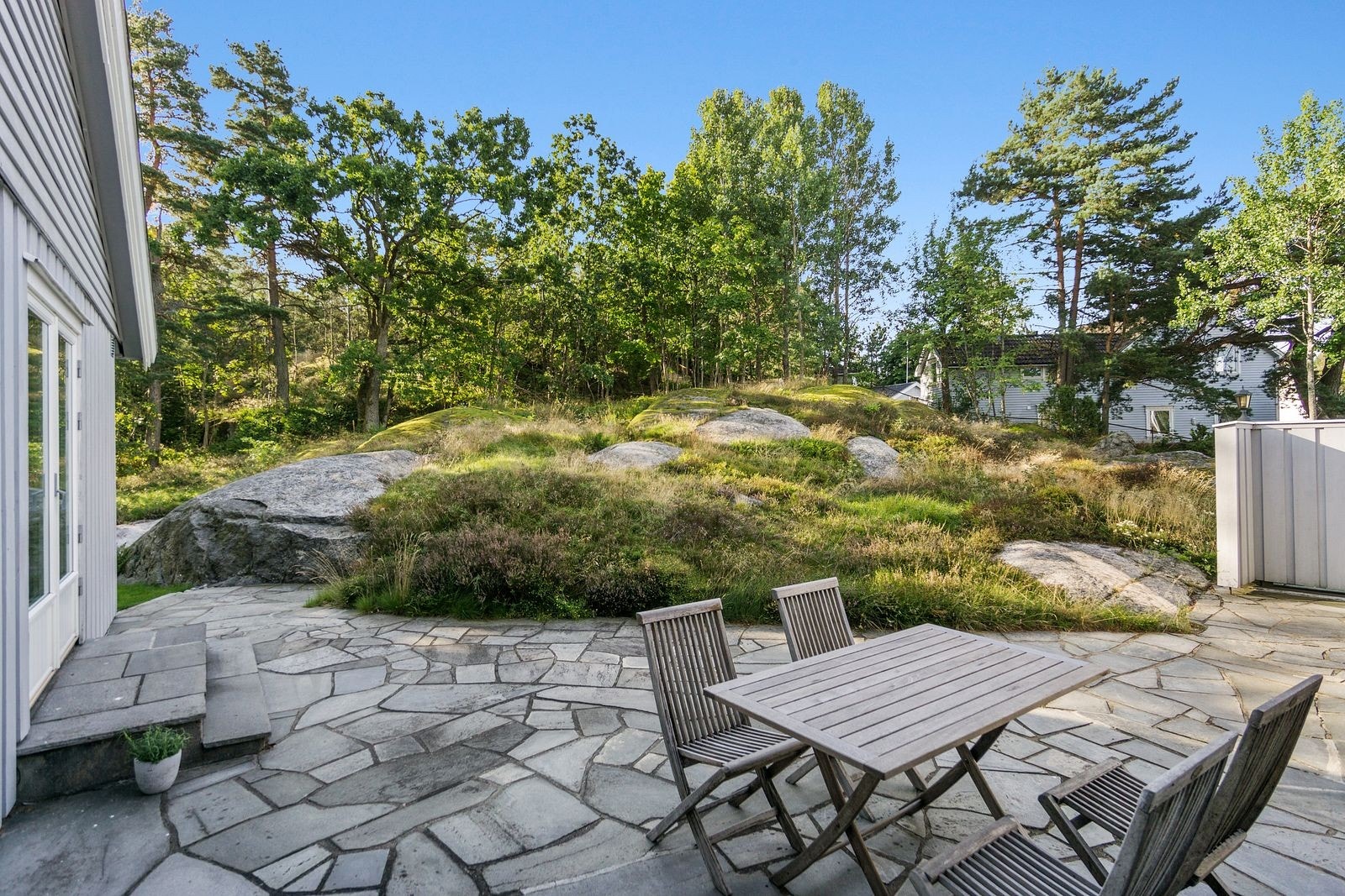 Usjenerte uteområder, tomten er på over 1,9 mål. Galleribilde