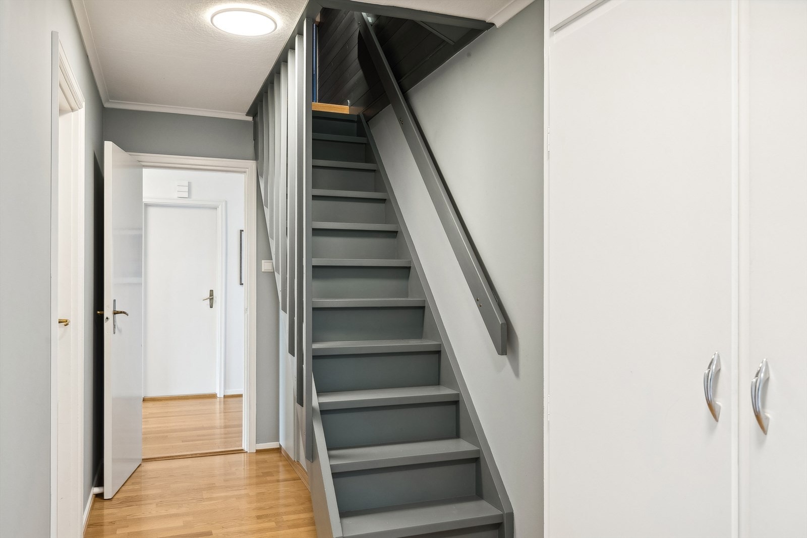 Trappegang opp til loftet fra soveromsgangen i 1. etasje. Galleribilde