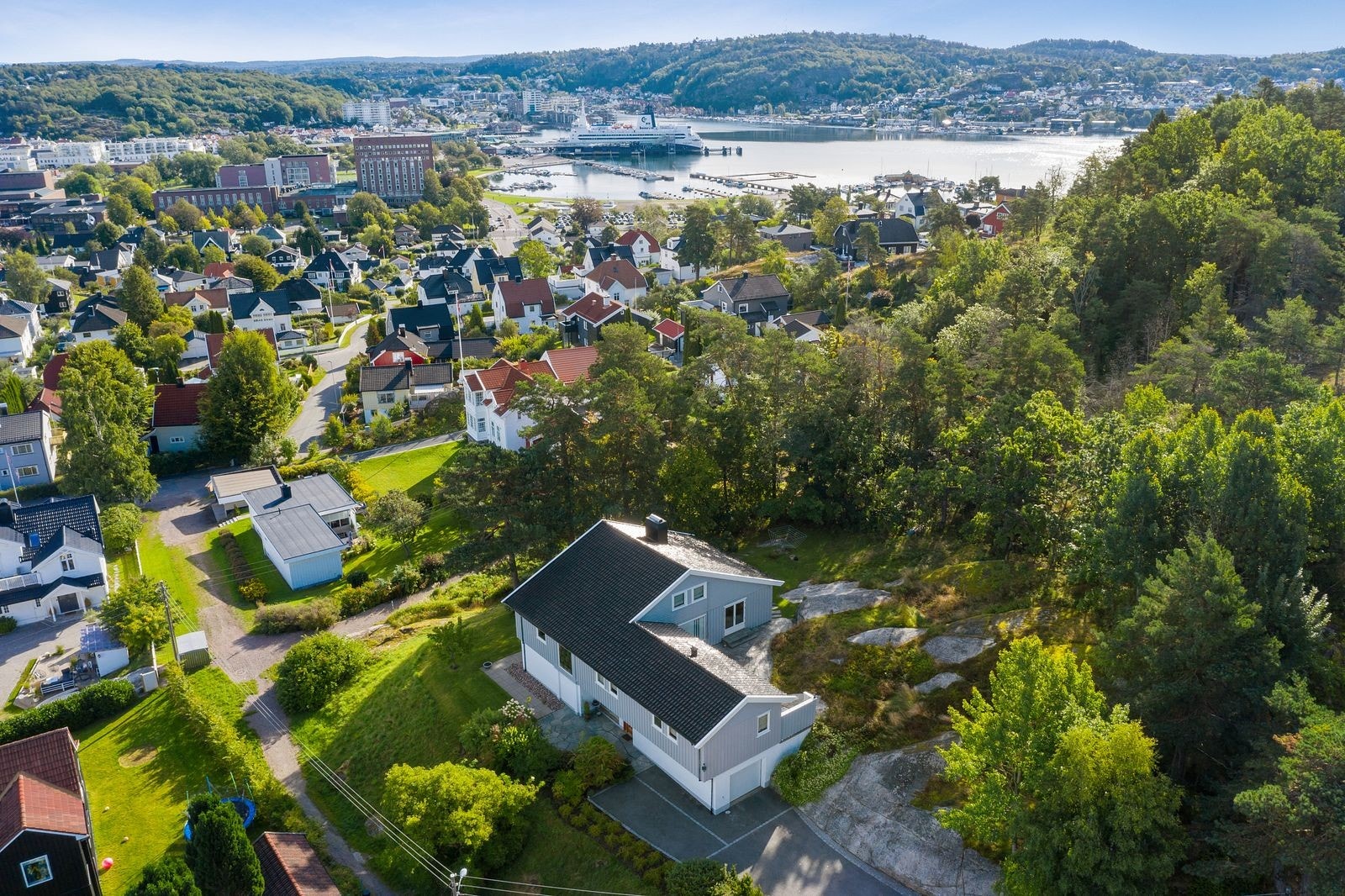 Direkte adkomst inn i Hjertnesskogen fra egen tomt. Galleribilde
