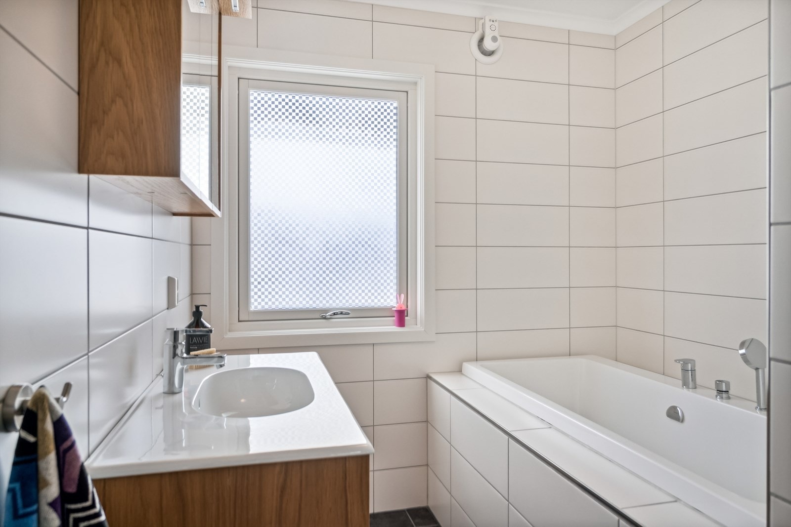 Bad hovedplan, renovert 2015 av fagfolk. Separat toalettrom. Galleribilde