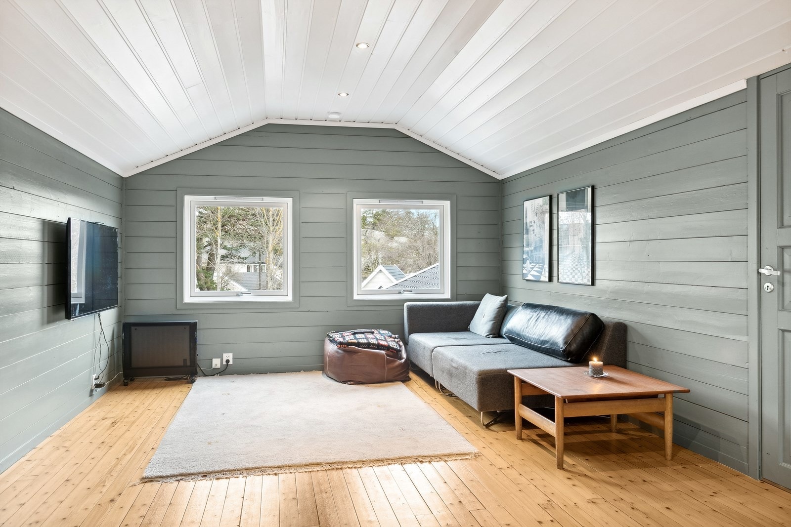 På loftet er det også innredet et stort rom med både tvstue og "soverom", i åpen løsning. Galleribilde