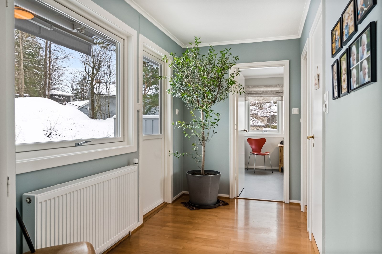 Soveromsgang med utgang ut, og trappegang opp til loft. Galleribilde