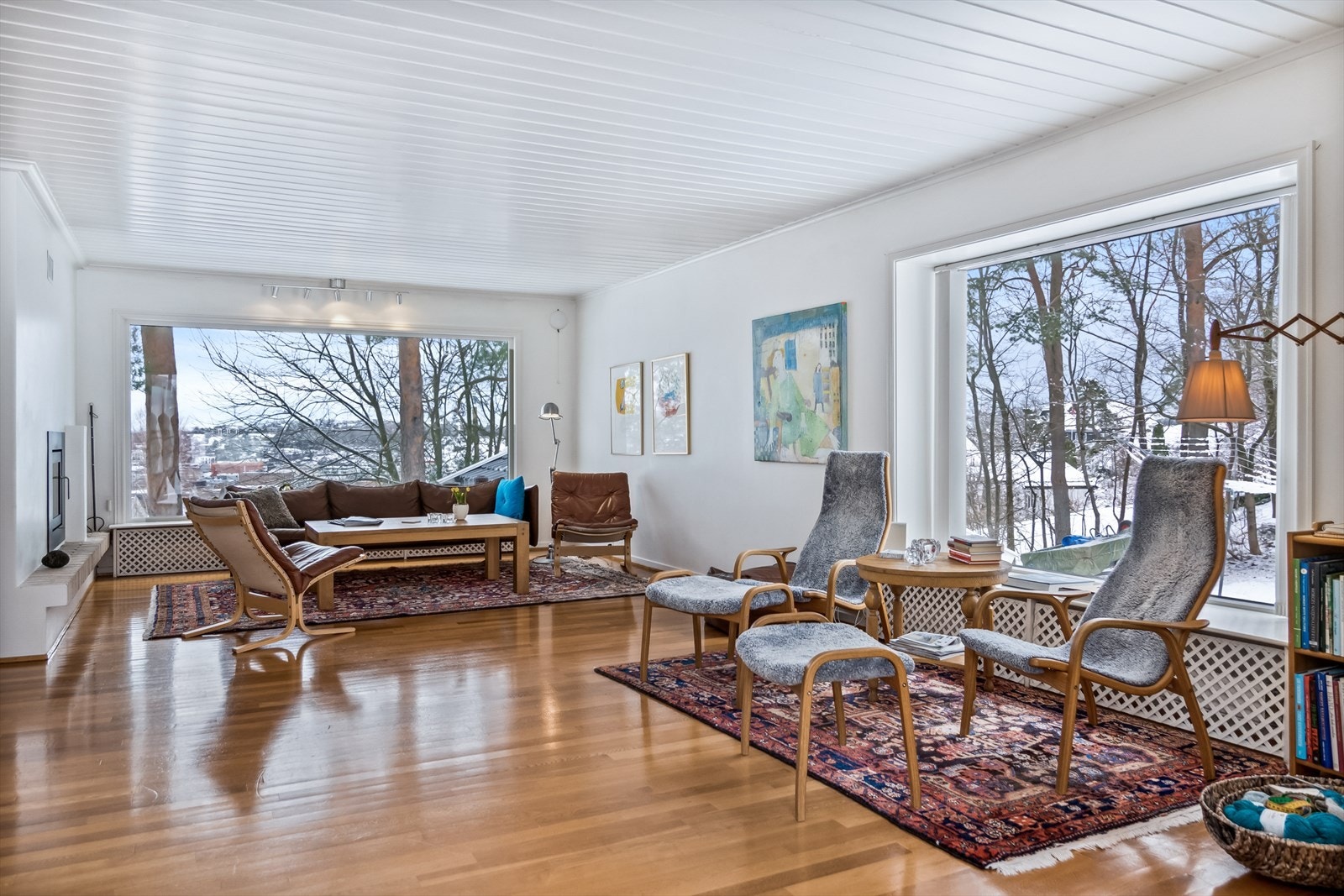 Stolenes plassering i midten her er ikke tilfeldig.. Her har du direkte utsyn i 4 himmelretninger, som gir en ubeskrivelig god atmosfære og vekslende utsyn. Galleribilde