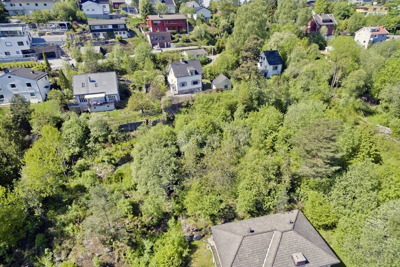 Tomten ligger i et hyggelig og barnevennlig boligområde på Nordstrand i Oslo Galleribilde