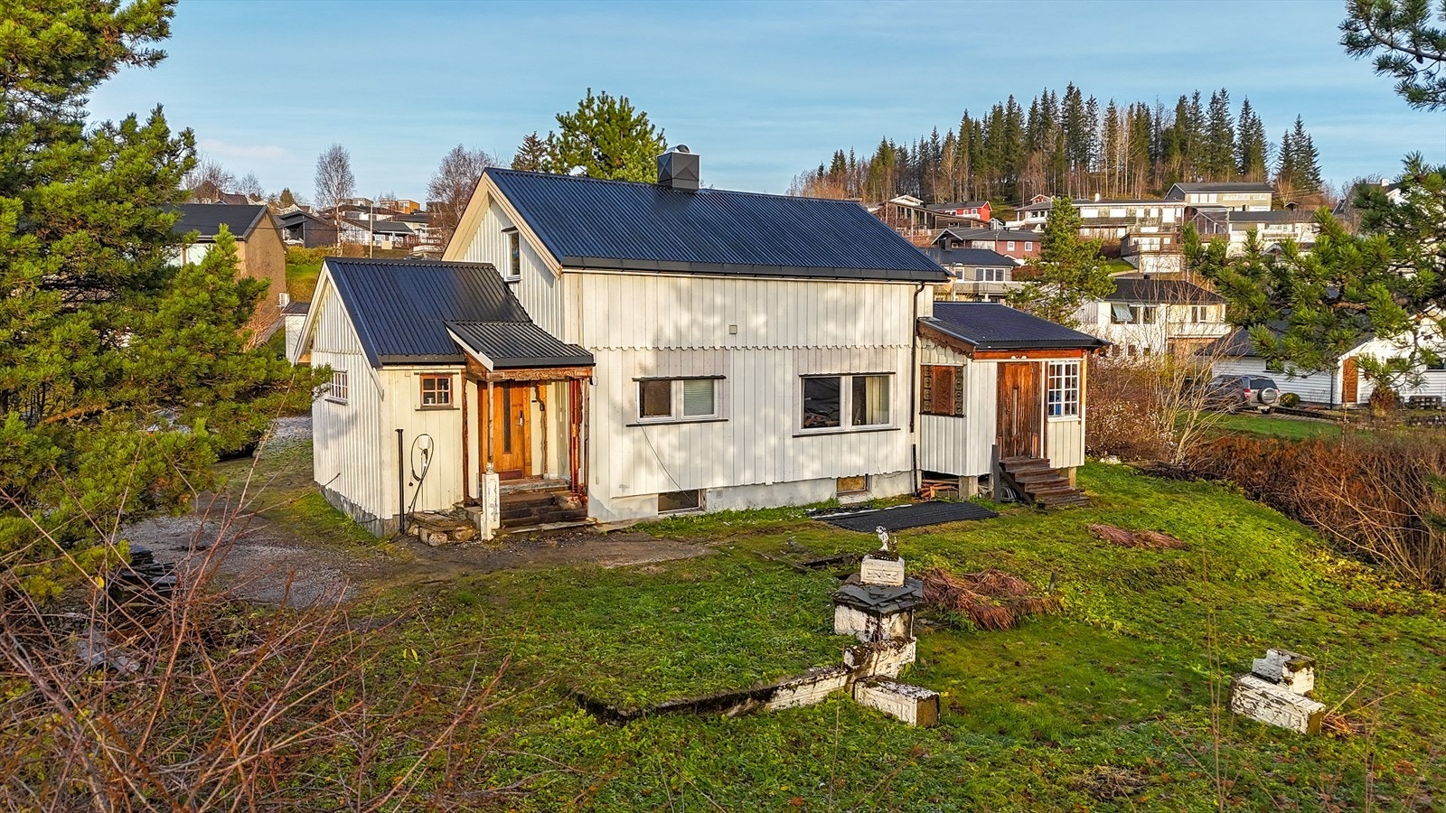 Mot eiendommen. Det er nylig skiftet tak av fagfolk. Galleribilde